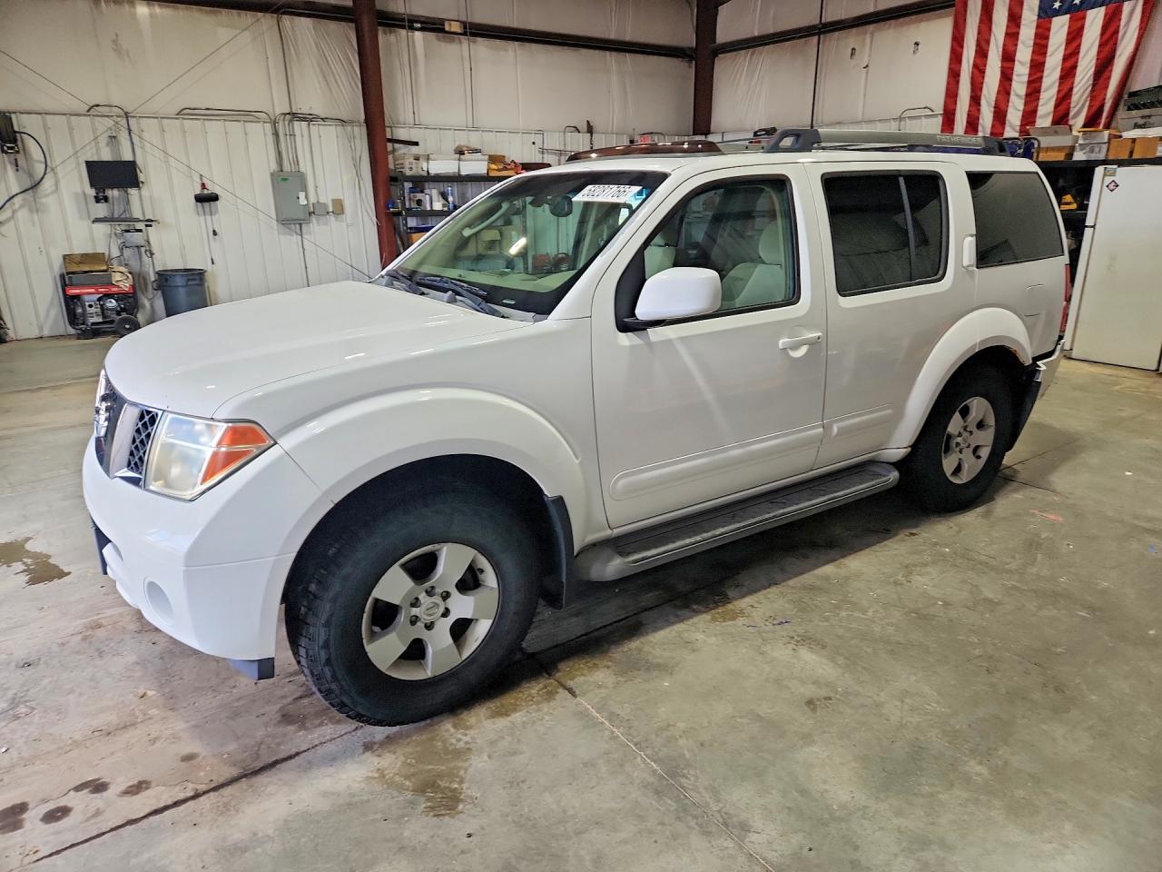 2005 Nissan Pathfinder Xe White vin: 5N1AR18W45C745747
