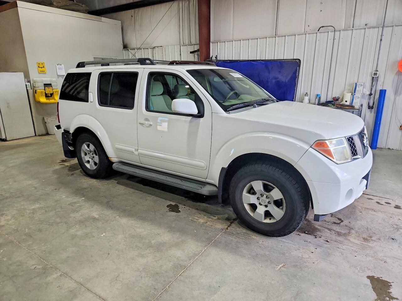 2005 Nissan Pathfinder Xe White vin: 5N1AR18W45C745747