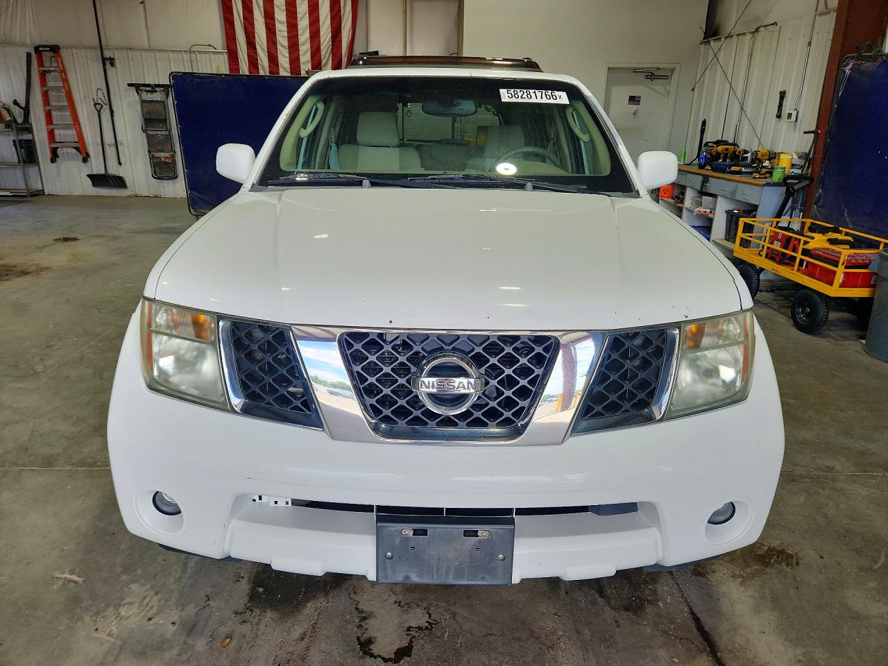 2005 Nissan Pathfinder Xe White vin: 5N1AR18W45C745747