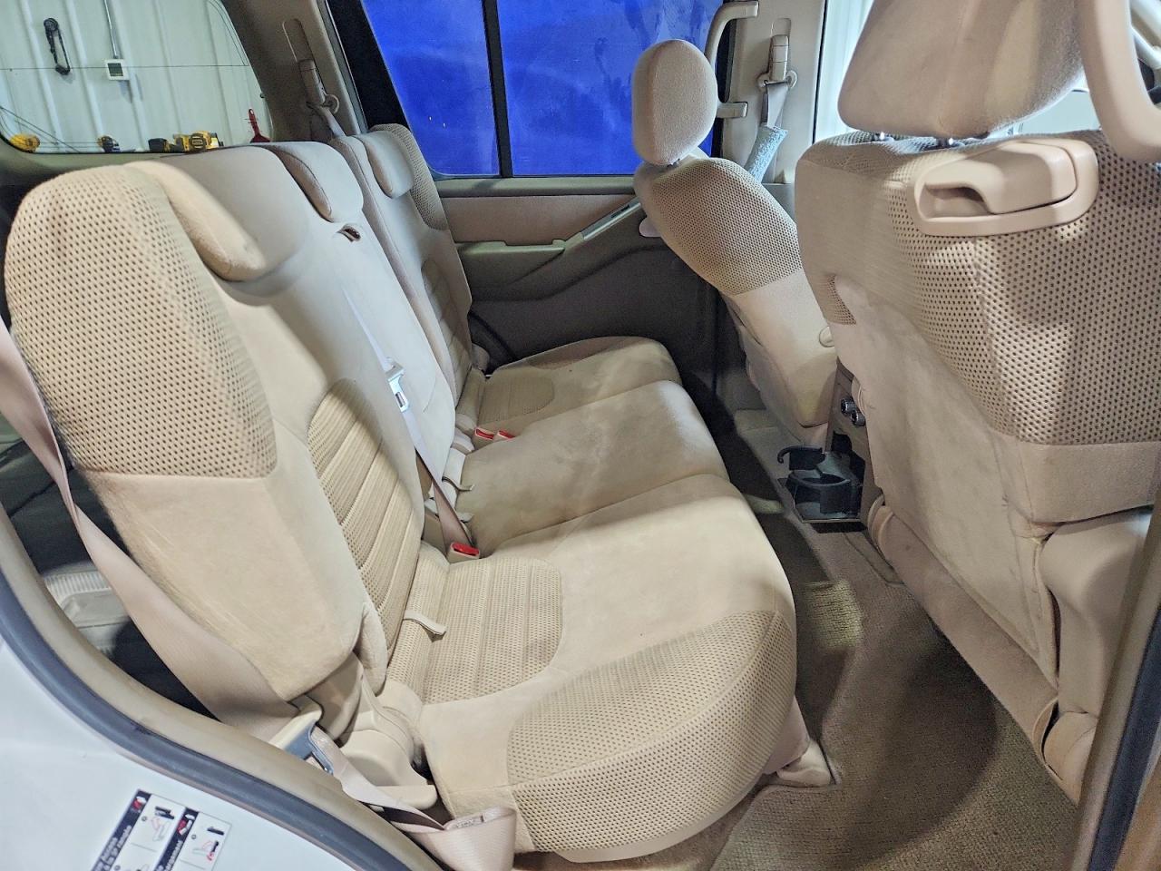 2005 Nissan Pathfinder Xe White vin: 5N1AR18W45C745747