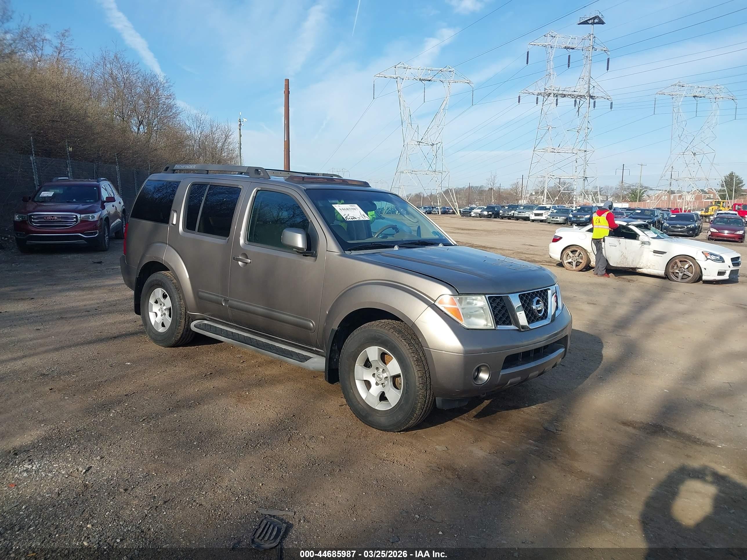 2005 Nissan Pathfinder Se Gold vin: 5N1AR18W55C771418