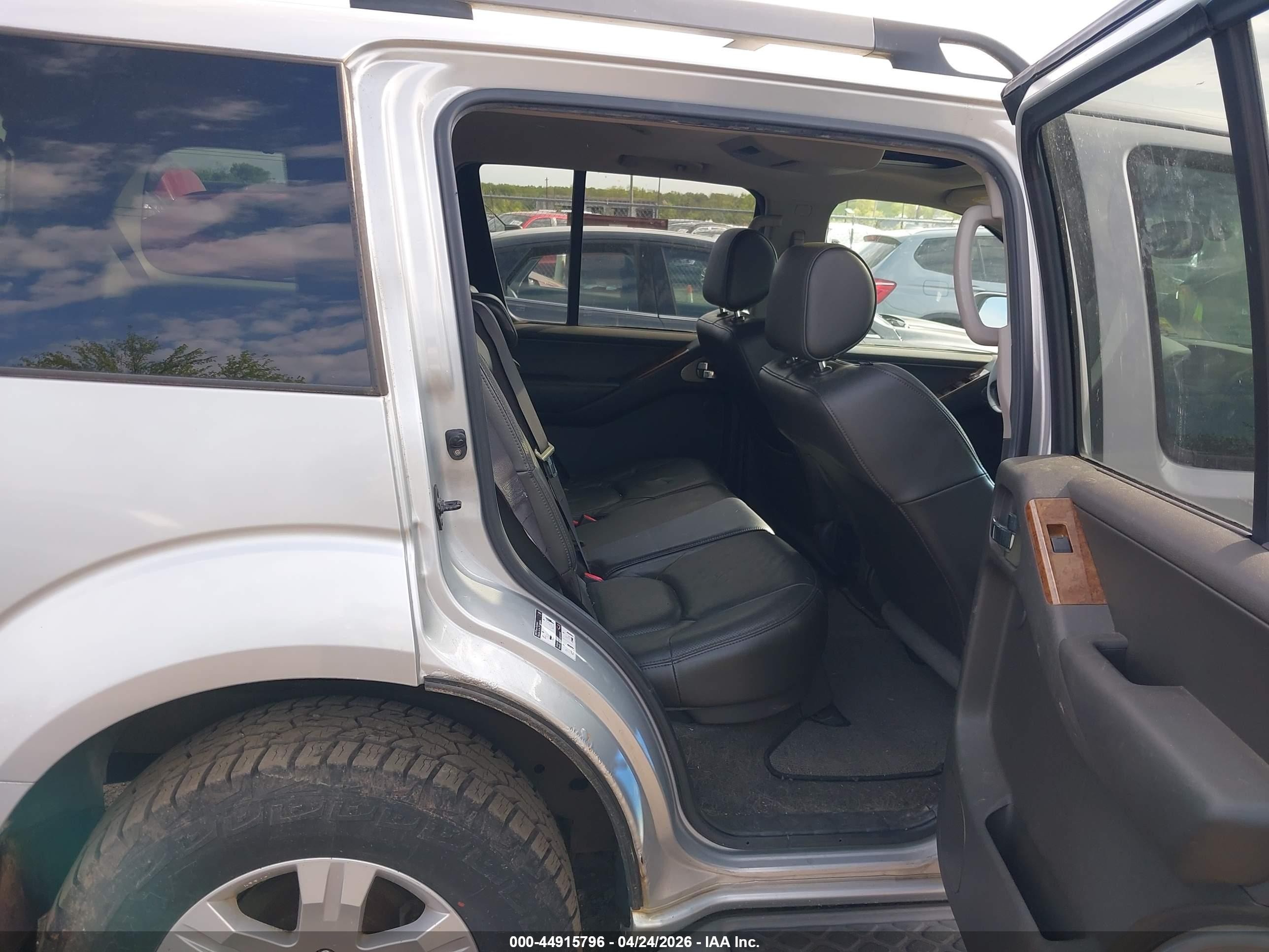 2005 Nissan Pathfinder Le Silver vin: 5N1AR18W75C728313