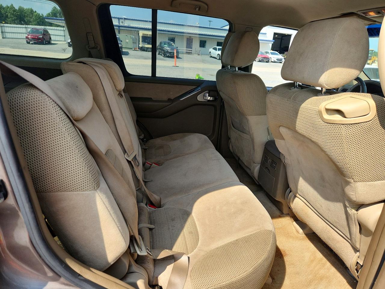 2005 Nissan Pathfinder Xe Tan vin: 5N1AR18W75C747296