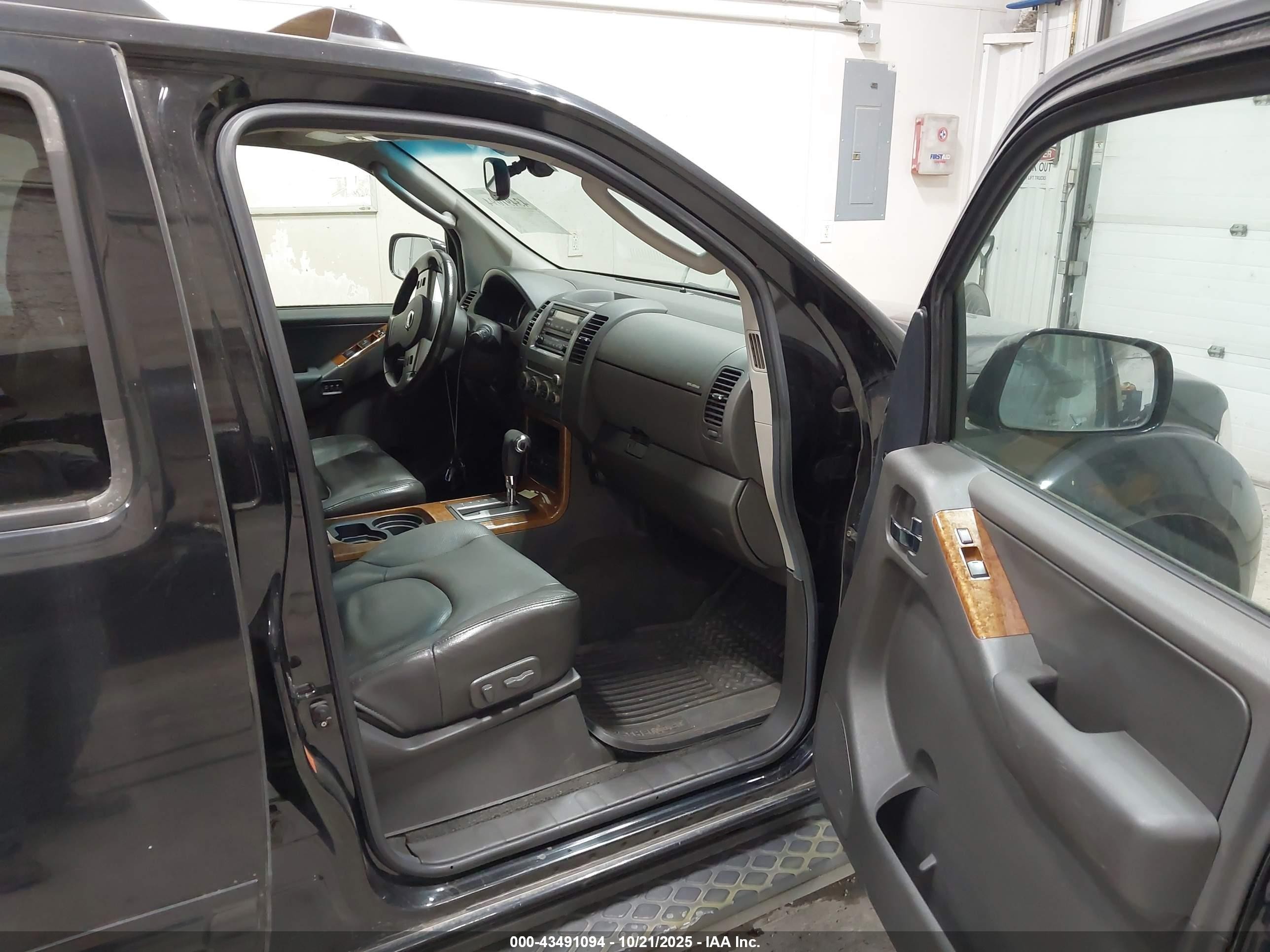 2005 Nissan Pathfinder Le Black vin: 5N1AR18W75C752398