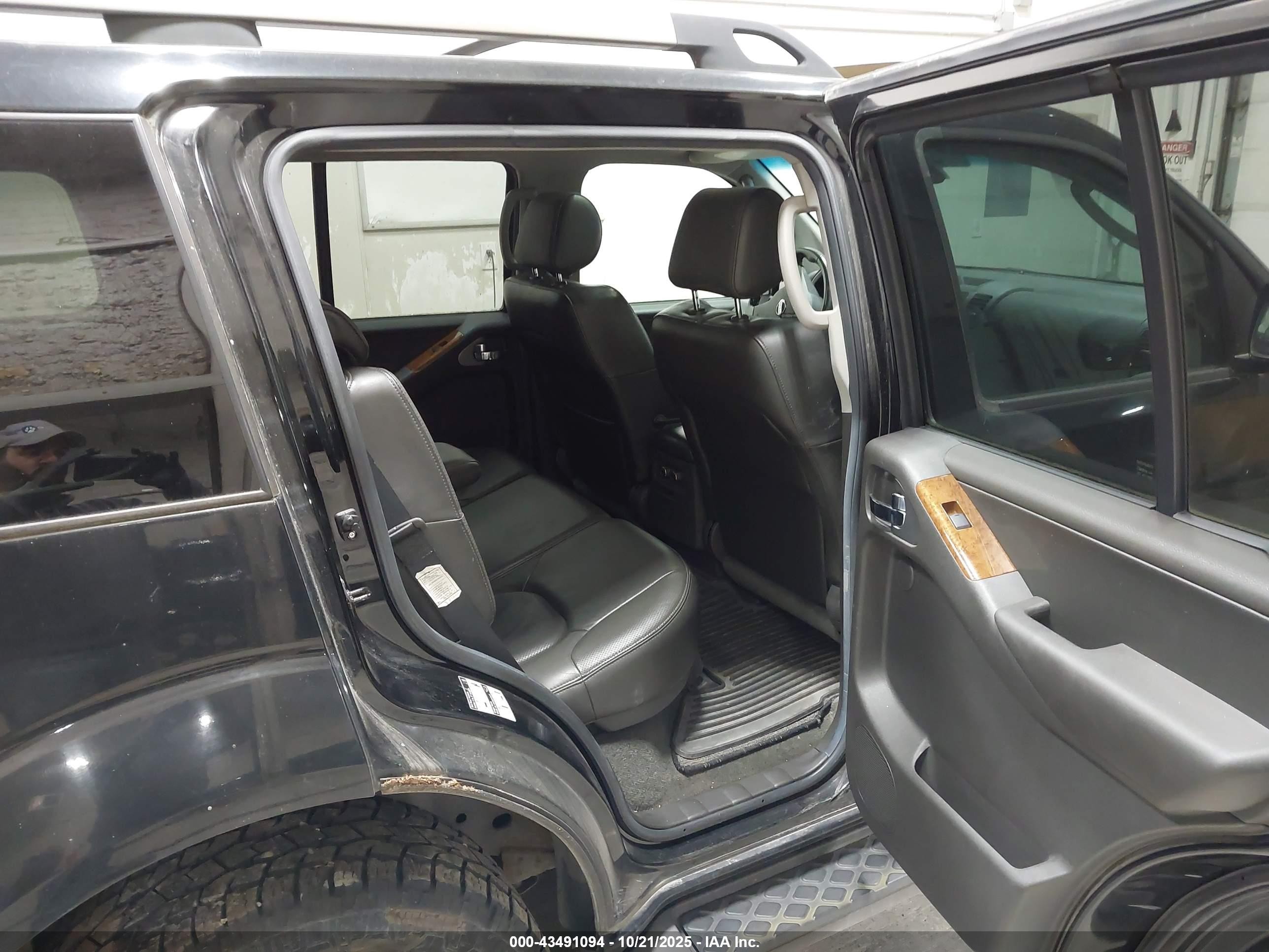 2005 Nissan Pathfinder Le Black vin: 5N1AR18W75C752398