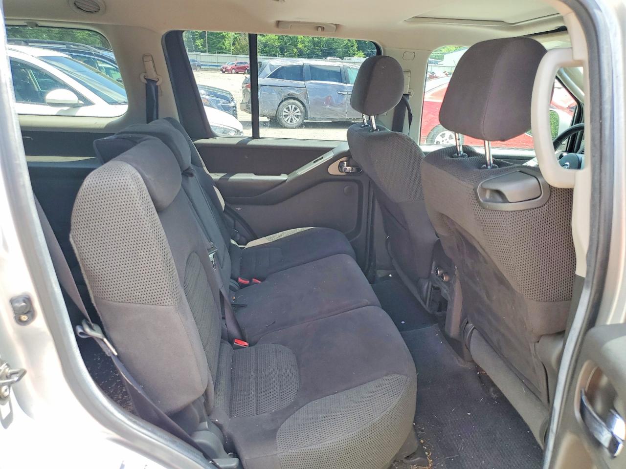 2005 Nissan Pathfinder Xe Silver vin: 5N1AR18W95C750636