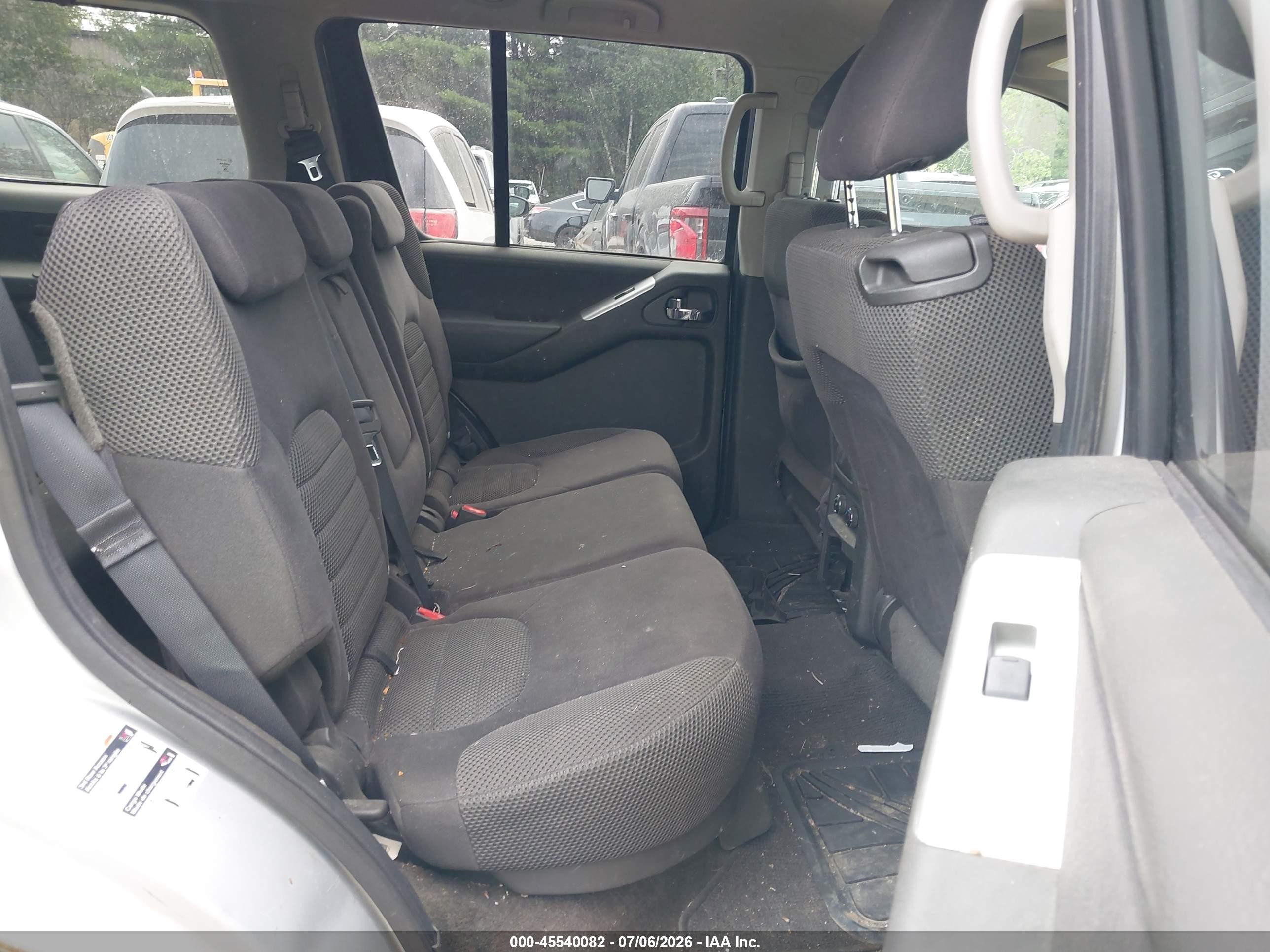 2011 Nissan Pathfinder Sv Silver vin: 5N1AR1NB0BC624551