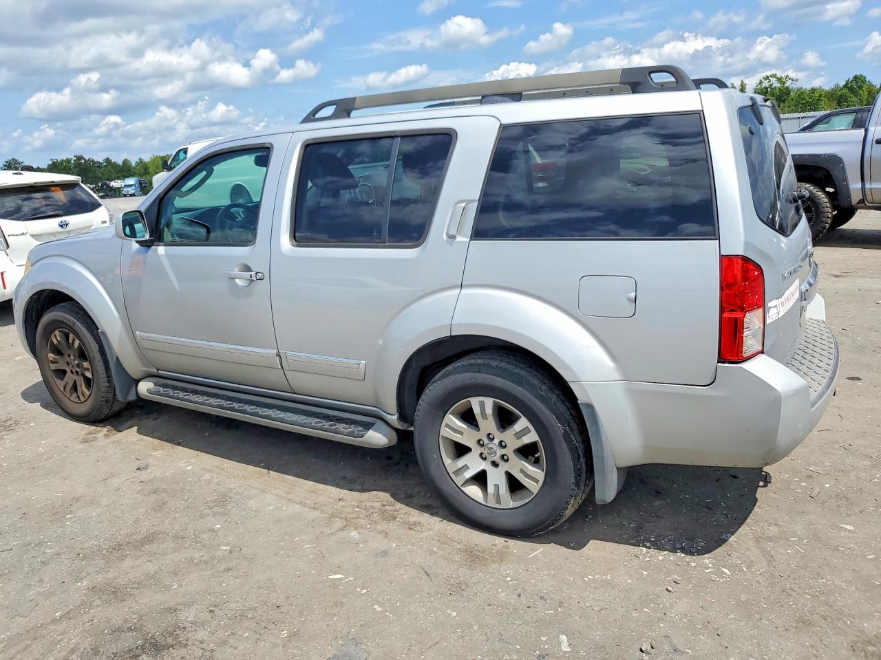 2011 Nissan Pathfinder S Silver vin: 5N1AR1NB1BC609797