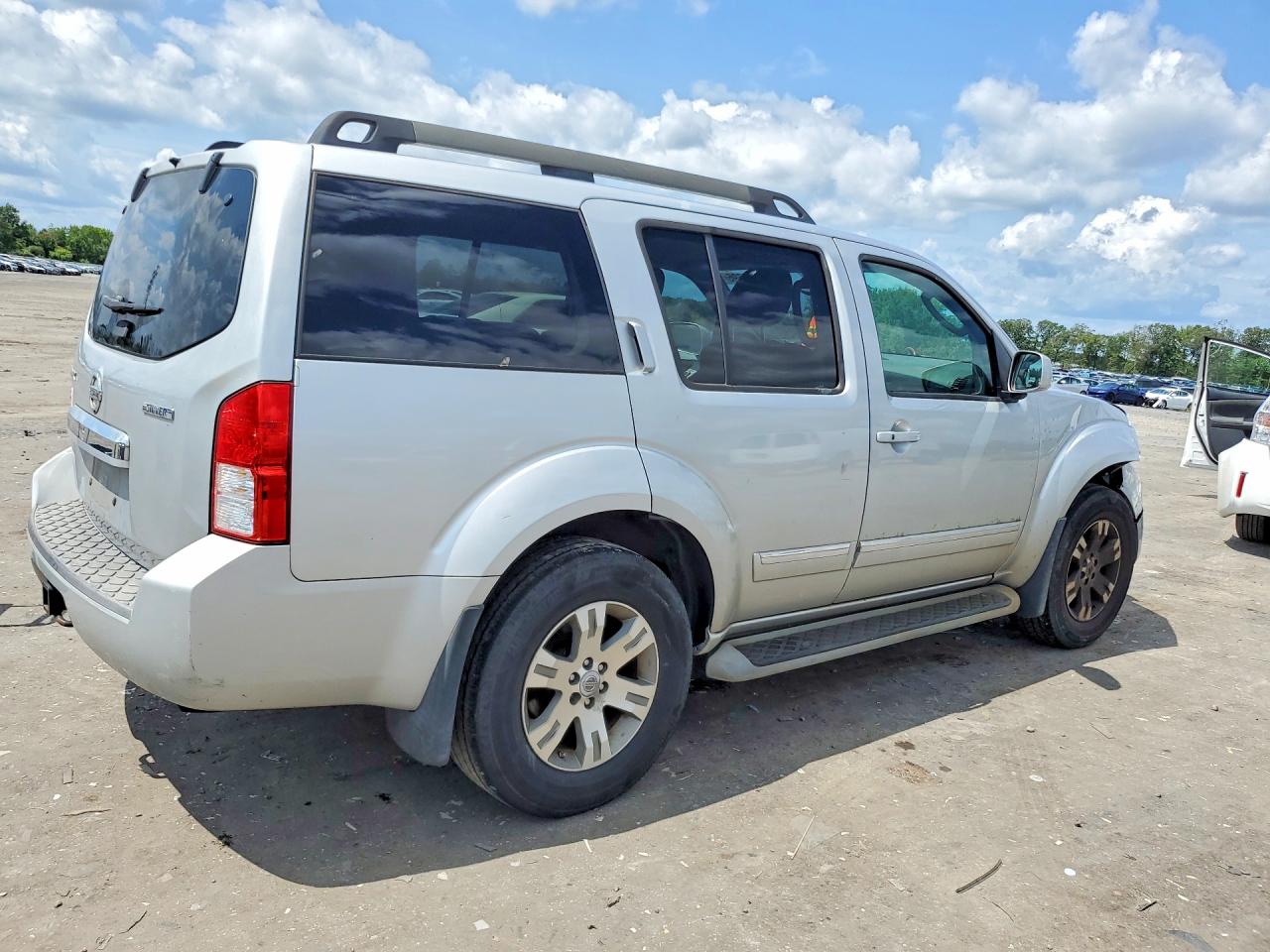 2011 Nissan Pathfinder S Silver vin: 5N1AR1NB1BC609797
