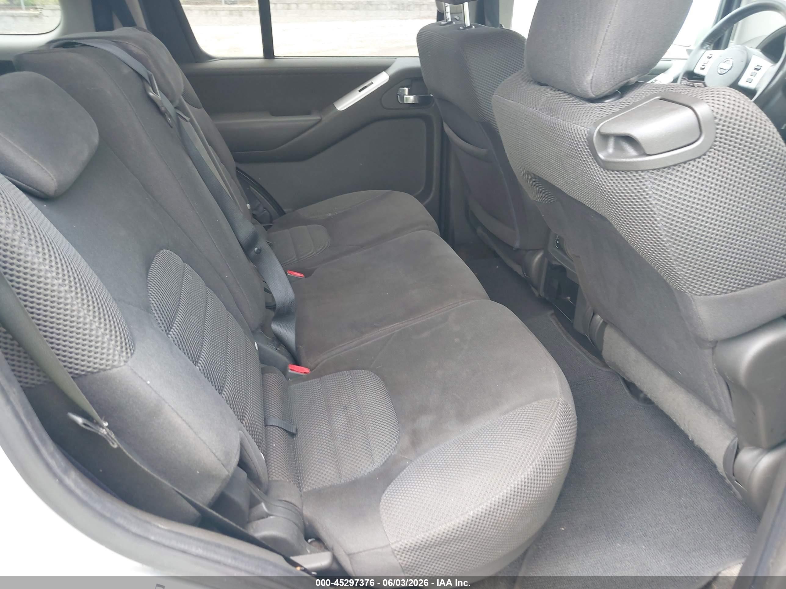 2011 Nissan Pathfinder Sv Silver vin: 5N1AR1NB1BC632285
