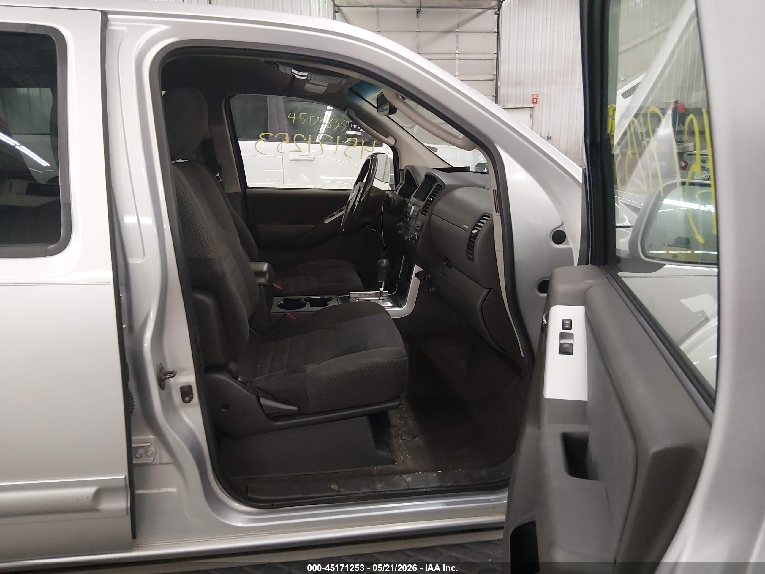 2011 Nissan Pathfinder Sv Silver vin: 5N1AR1NB2BC601045