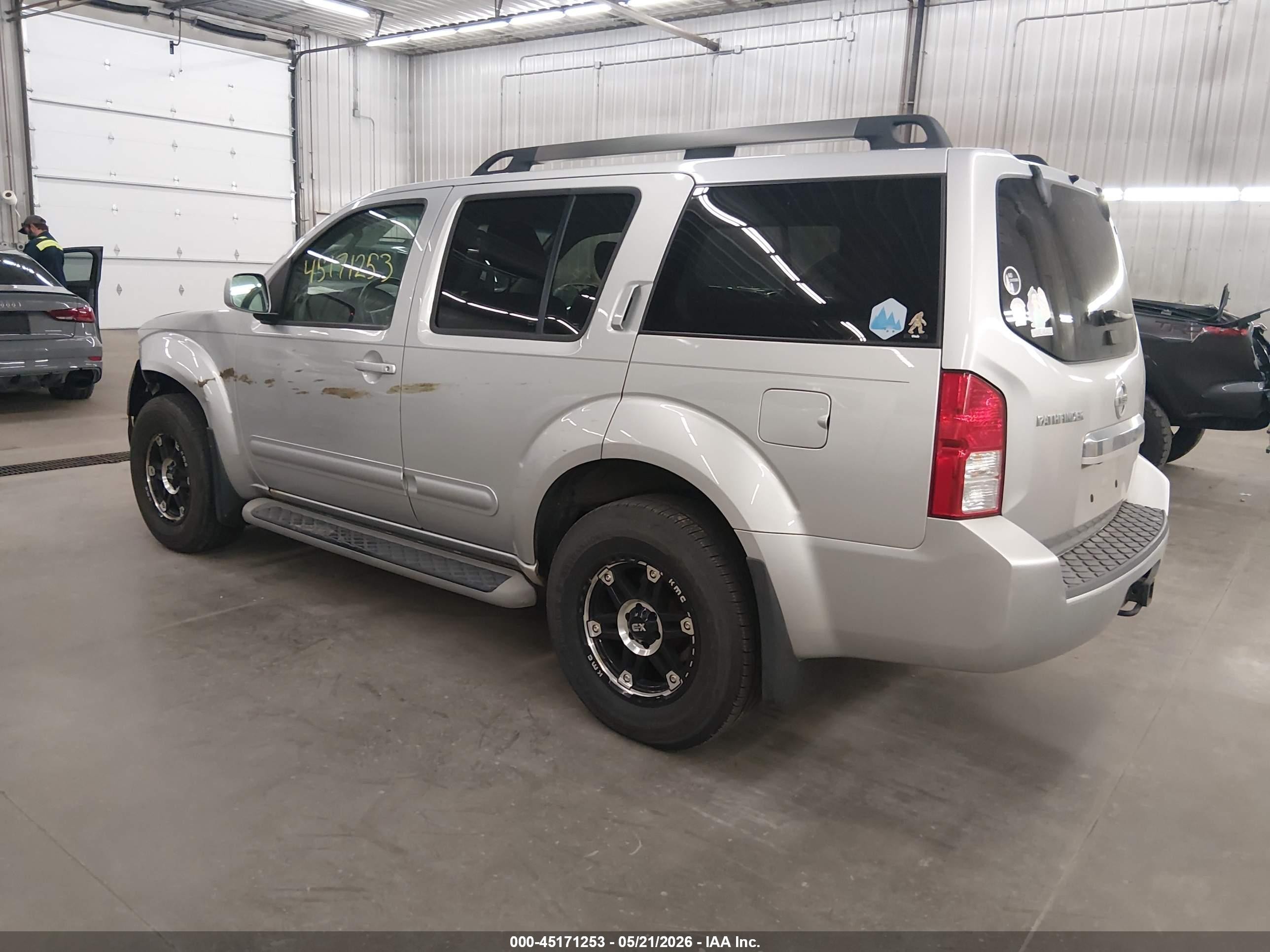 2011 Nissan Pathfinder Sv Silver vin: 5N1AR1NB2BC601045
