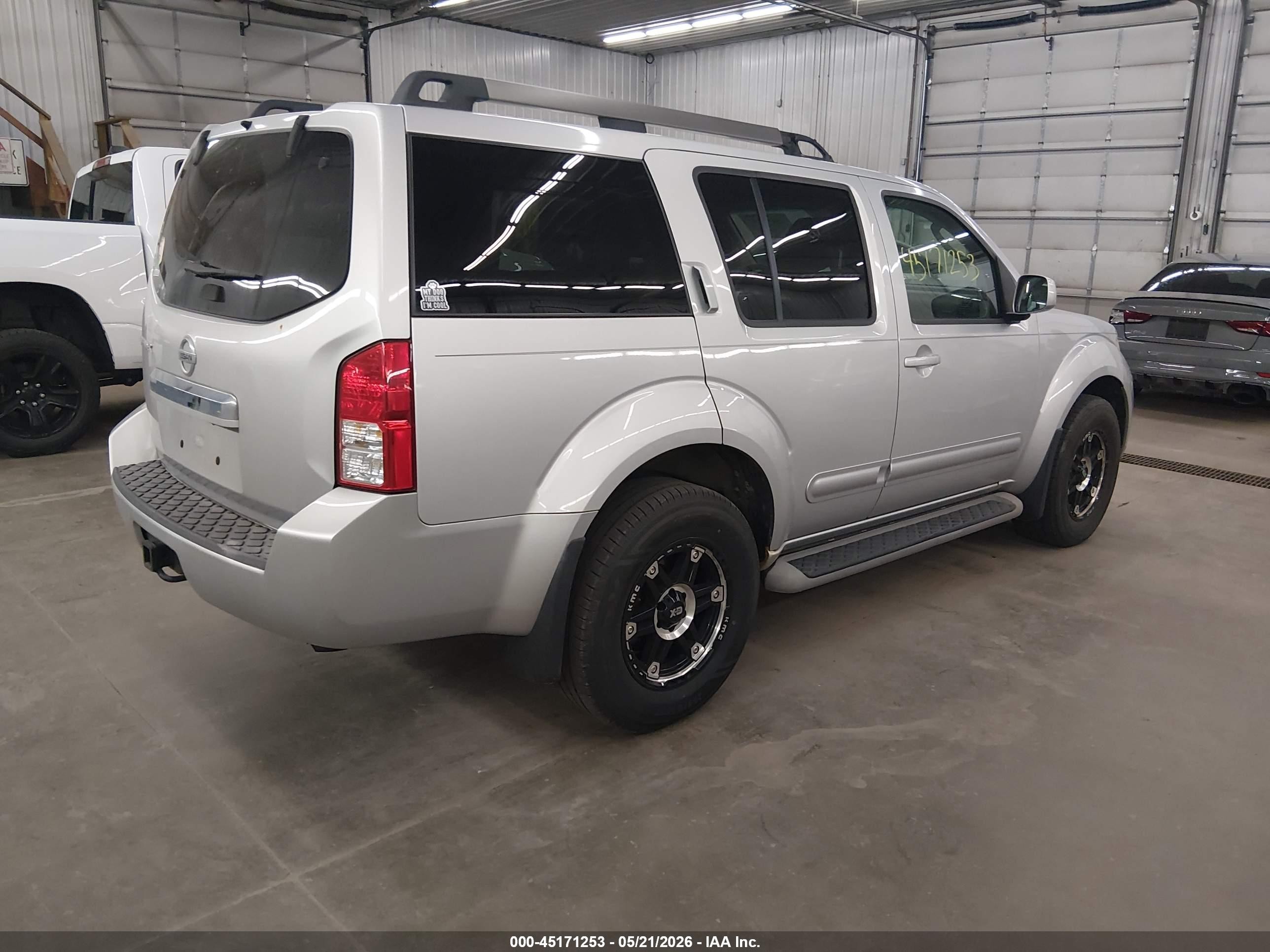 2011 Nissan Pathfinder Sv Silver vin: 5N1AR1NB2BC601045