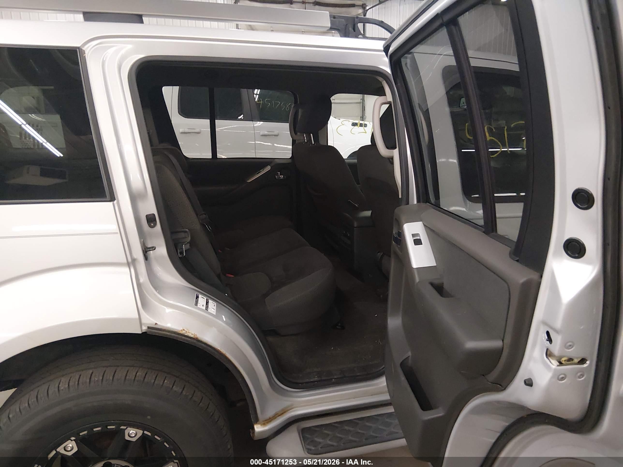 2011 Nissan Pathfinder Sv Silver vin: 5N1AR1NB2BC601045