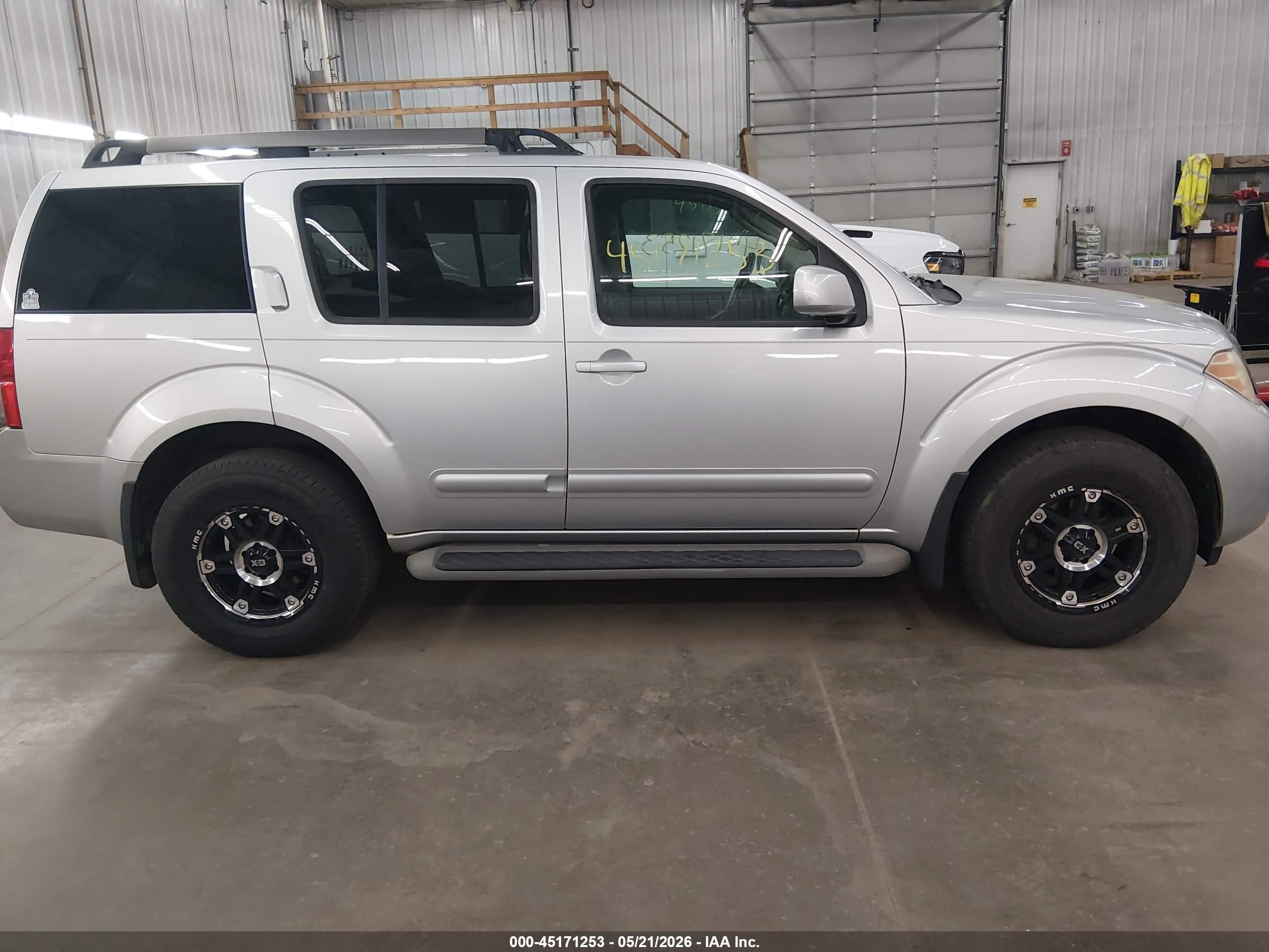 2011 Nissan Pathfinder Sv Silver vin: 5N1AR1NB2BC601045