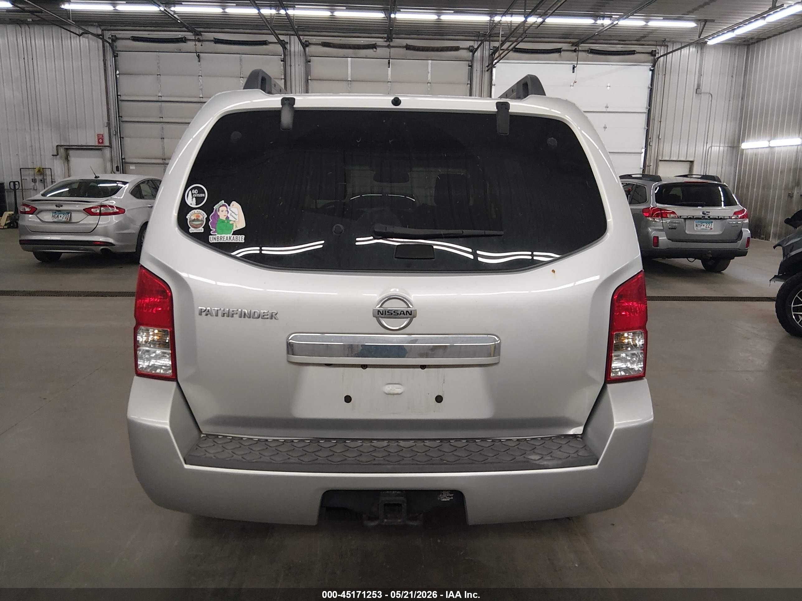 2011 Nissan Pathfinder Sv Silver vin: 5N1AR1NB2BC601045