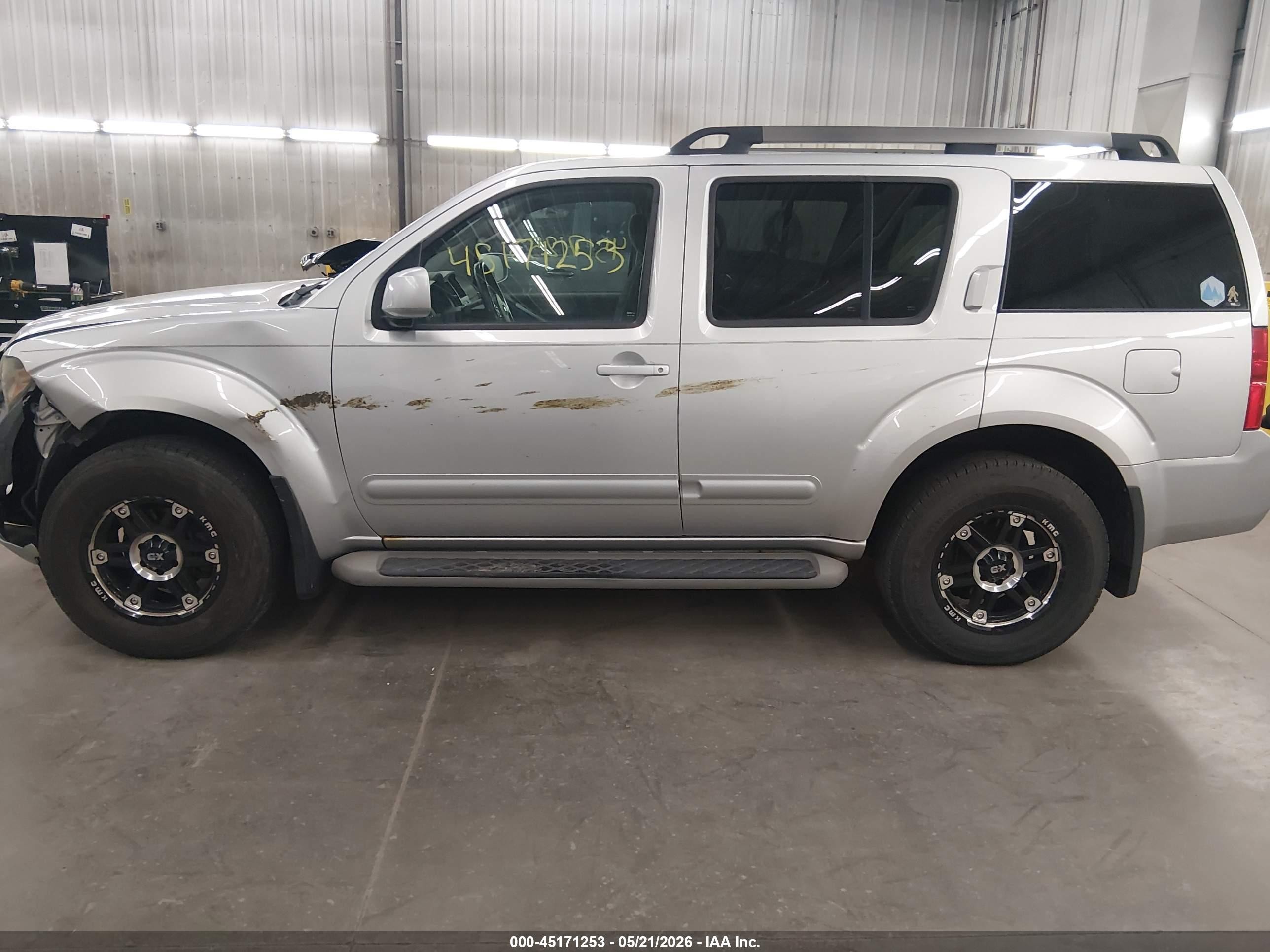 2011 Nissan Pathfinder Sv Silver vin: 5N1AR1NB2BC601045