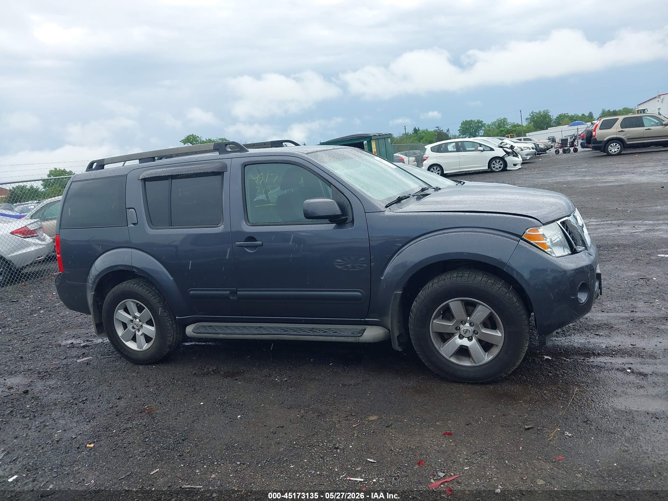 2011 Nissan Pathfinder Sv Gray vin: 5N1AR1NB2BC608061