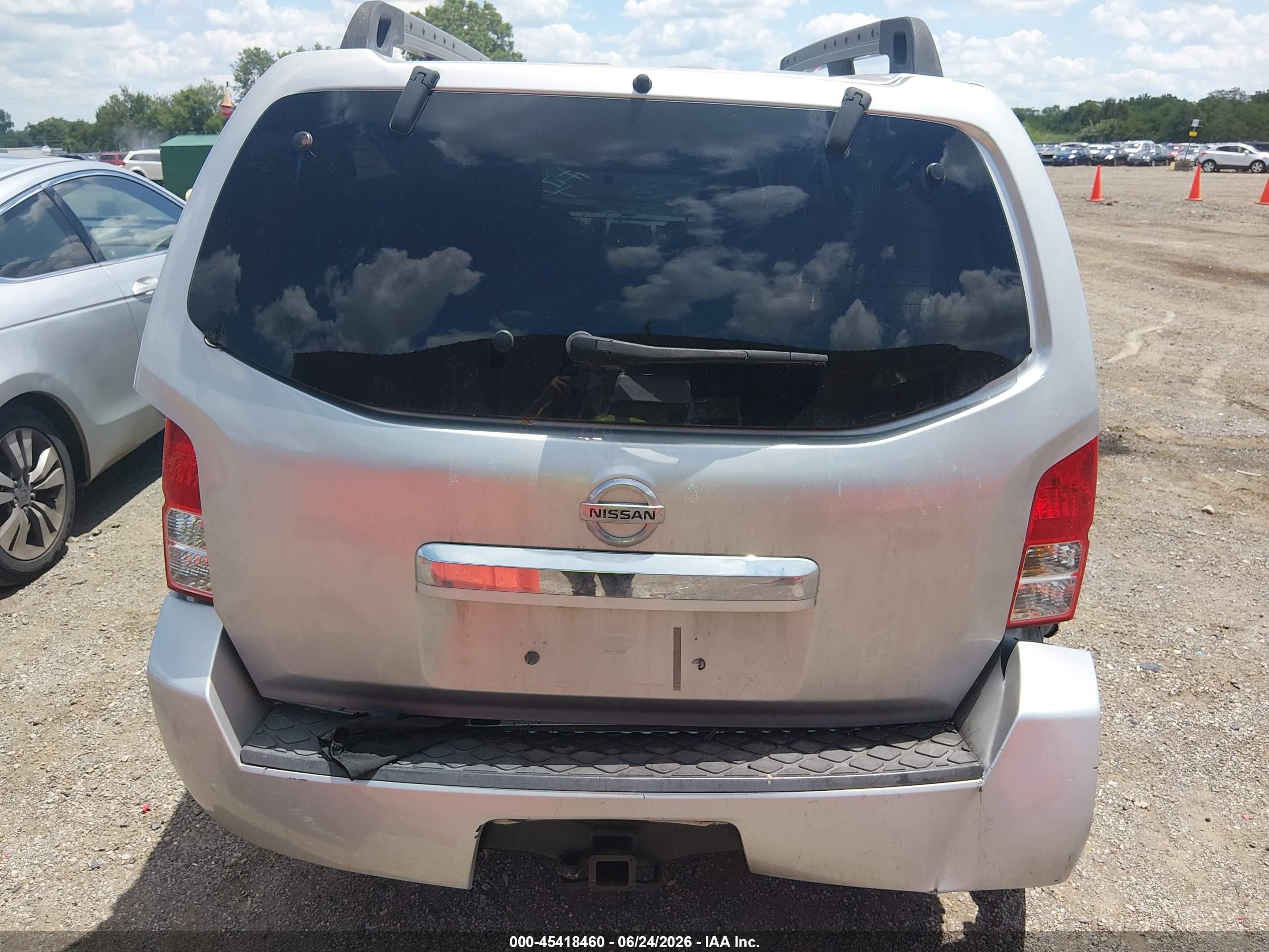 2010 Nissan Pathfinder S Silver vin: 5N1AR1NB4AC625376