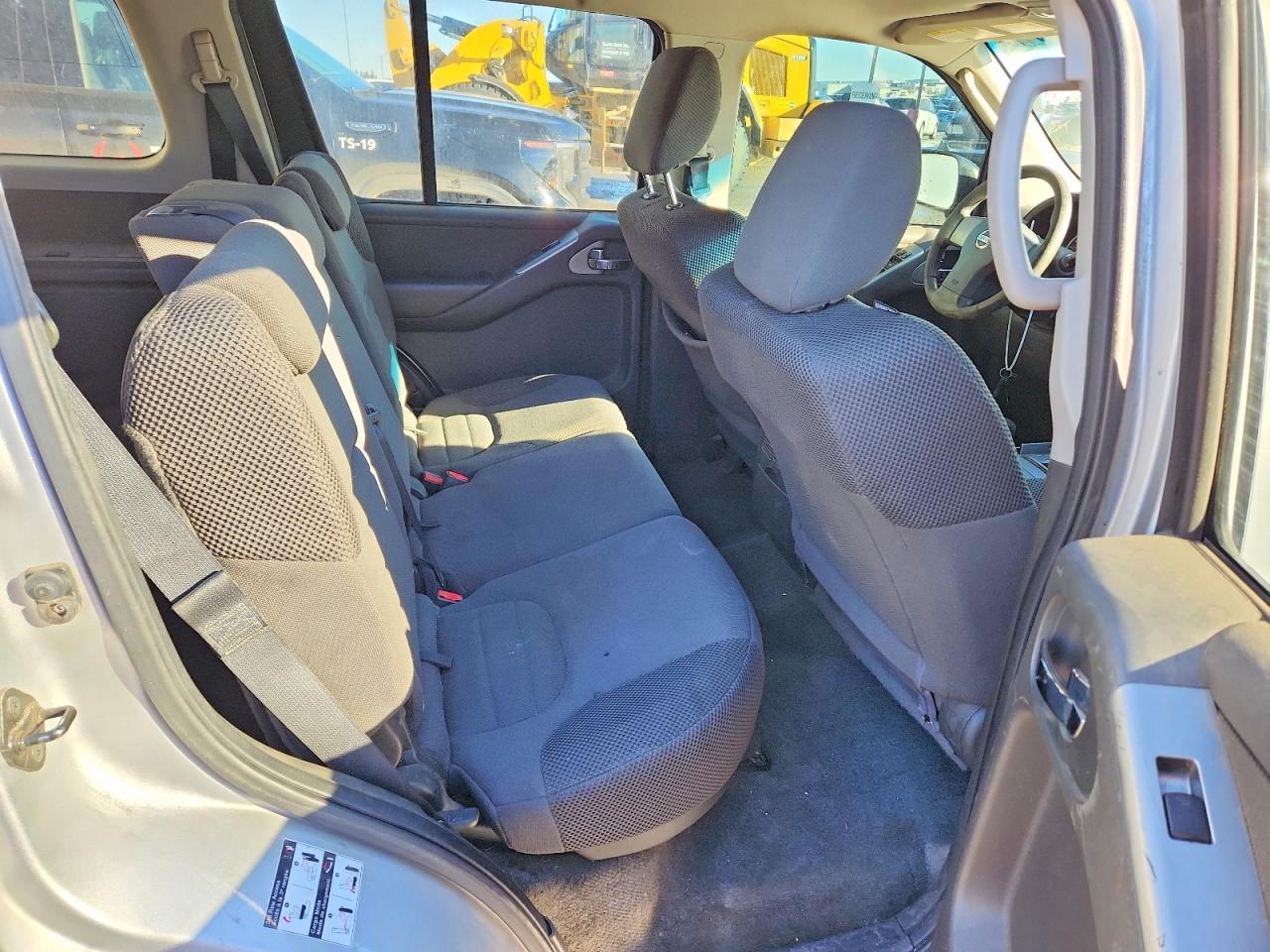 2010 Nissan Pathfinder S Silver vin: 5N1AR1NB5AC612992