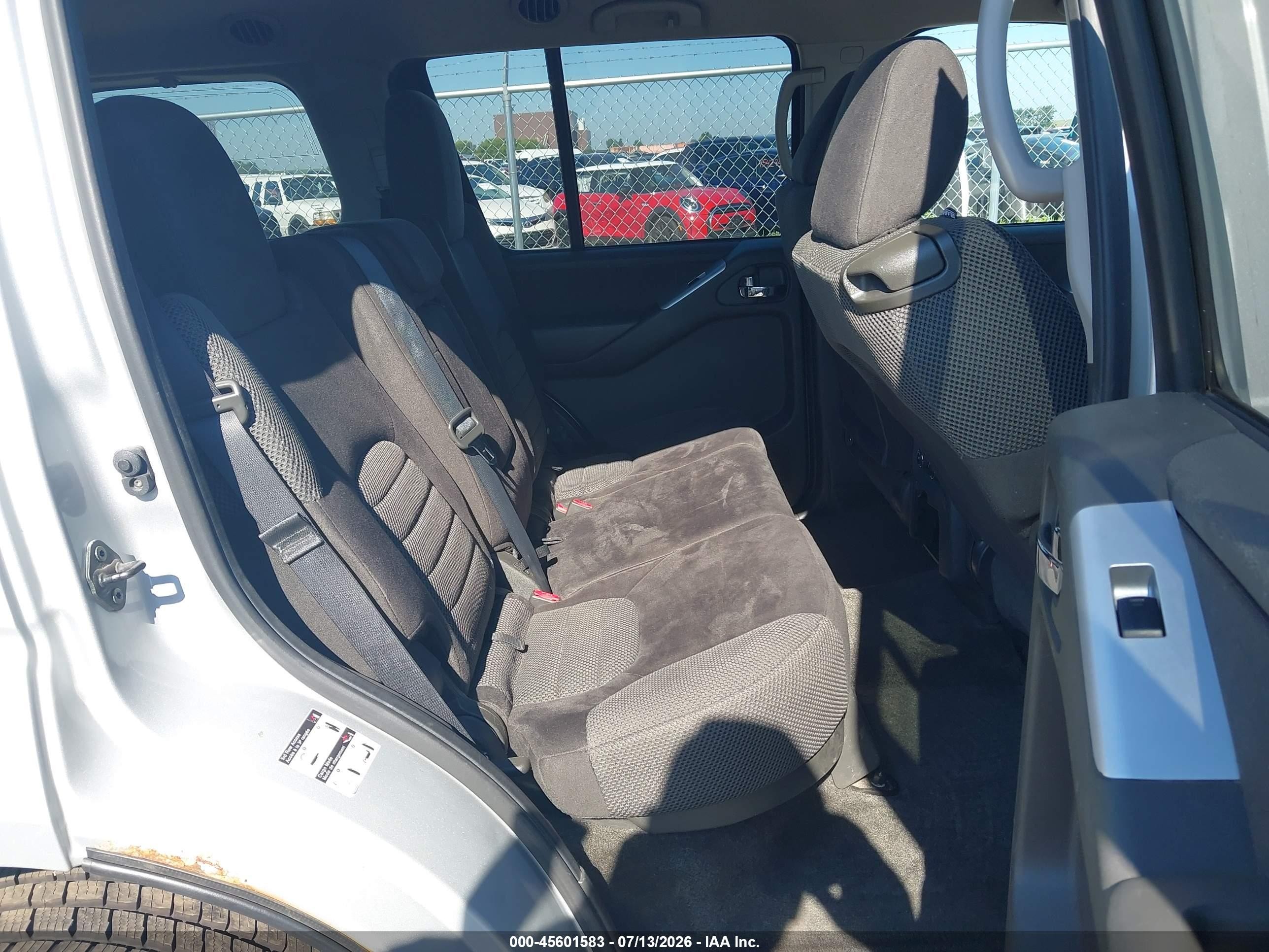 2012 Nissan Pathfinder Sv Silver vin: 5N1AR1NB6CC610185