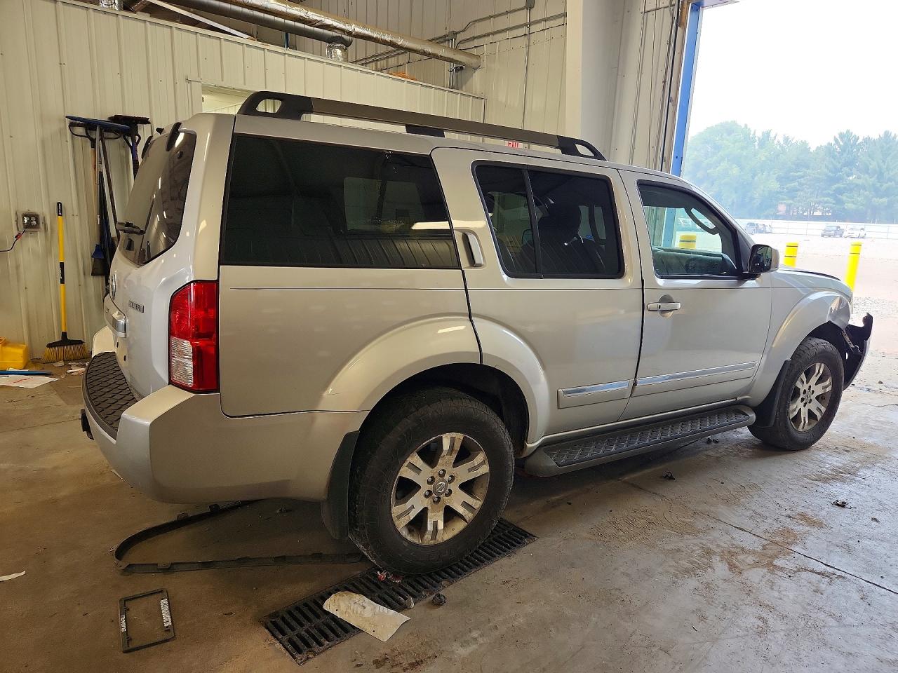 2011 Nissan Pathfinder S Silver vin: 5N1AR1NB7BC610906