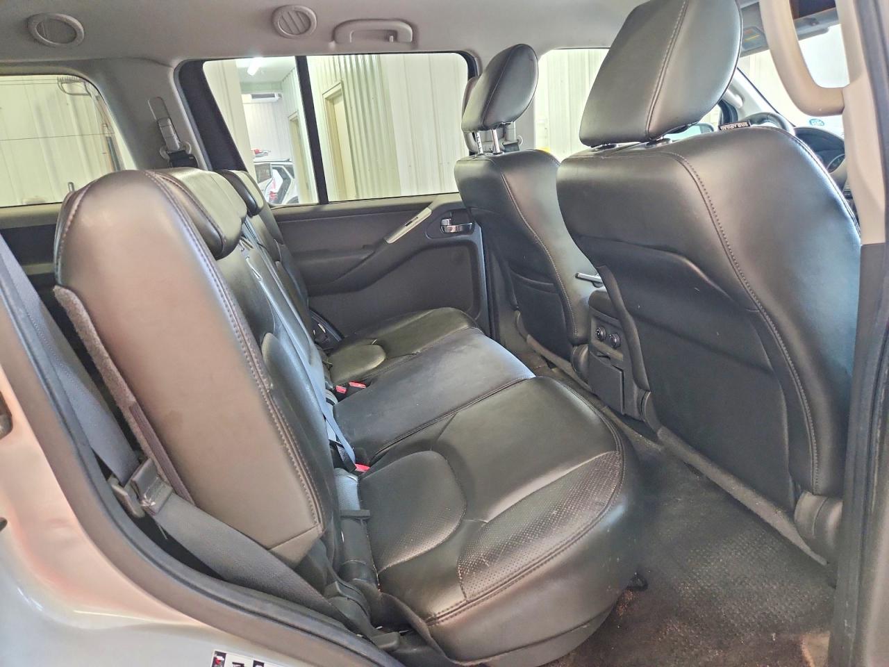 2011 Nissan Pathfinder S Silver vin: 5N1AR1NB7BC610906