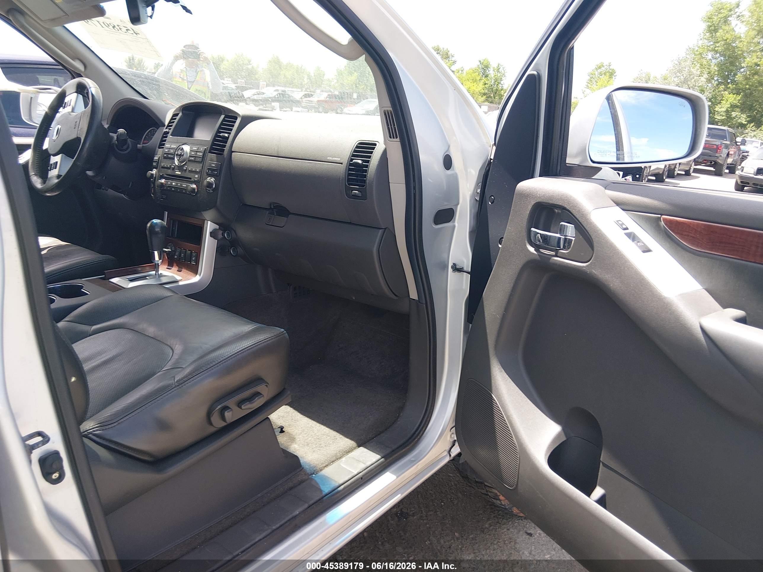 2011 Nissan Pathfinder Le Silver vin: 5N1AR1NB9BC605657