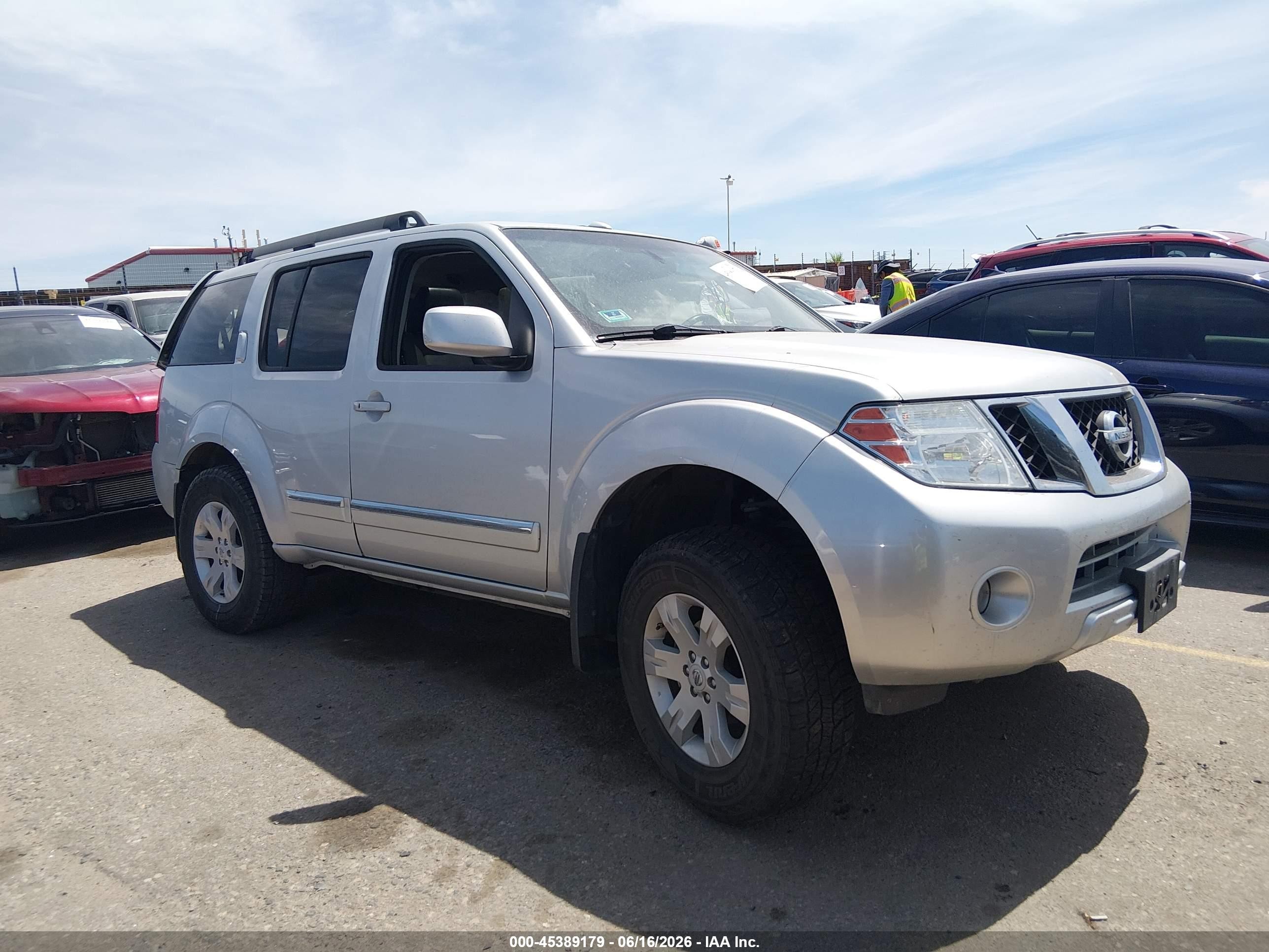 2011 Nissan Pathfinder Le Silver vin: 5N1AR1NB9BC605657