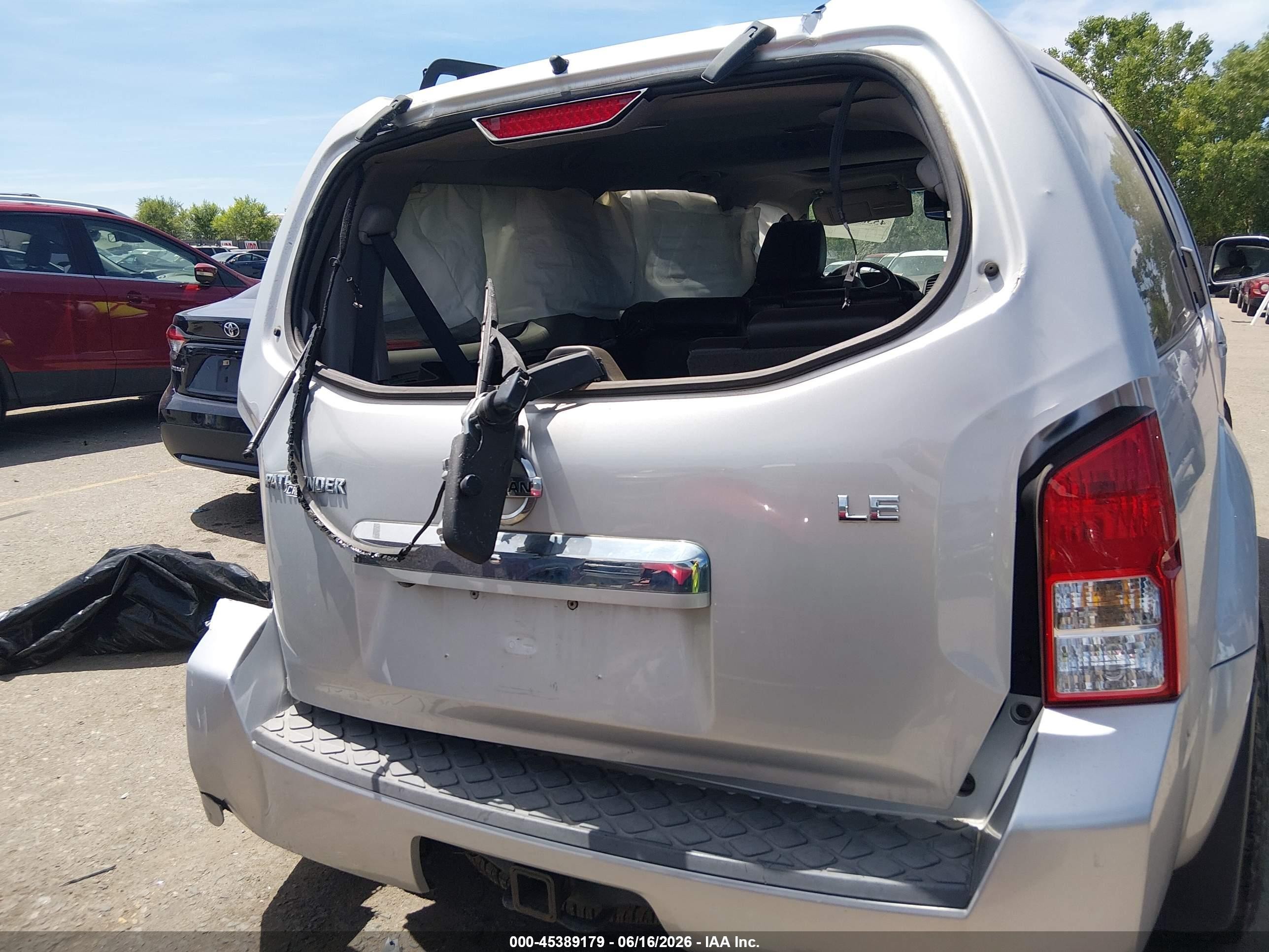 2011 Nissan Pathfinder Le Silver vin: 5N1AR1NB9BC605657