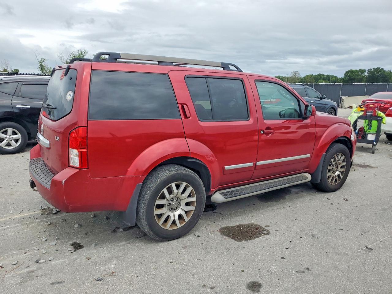 2011 Nissan Pathfinder S Red vin: 5N1AR1NN0BC602995