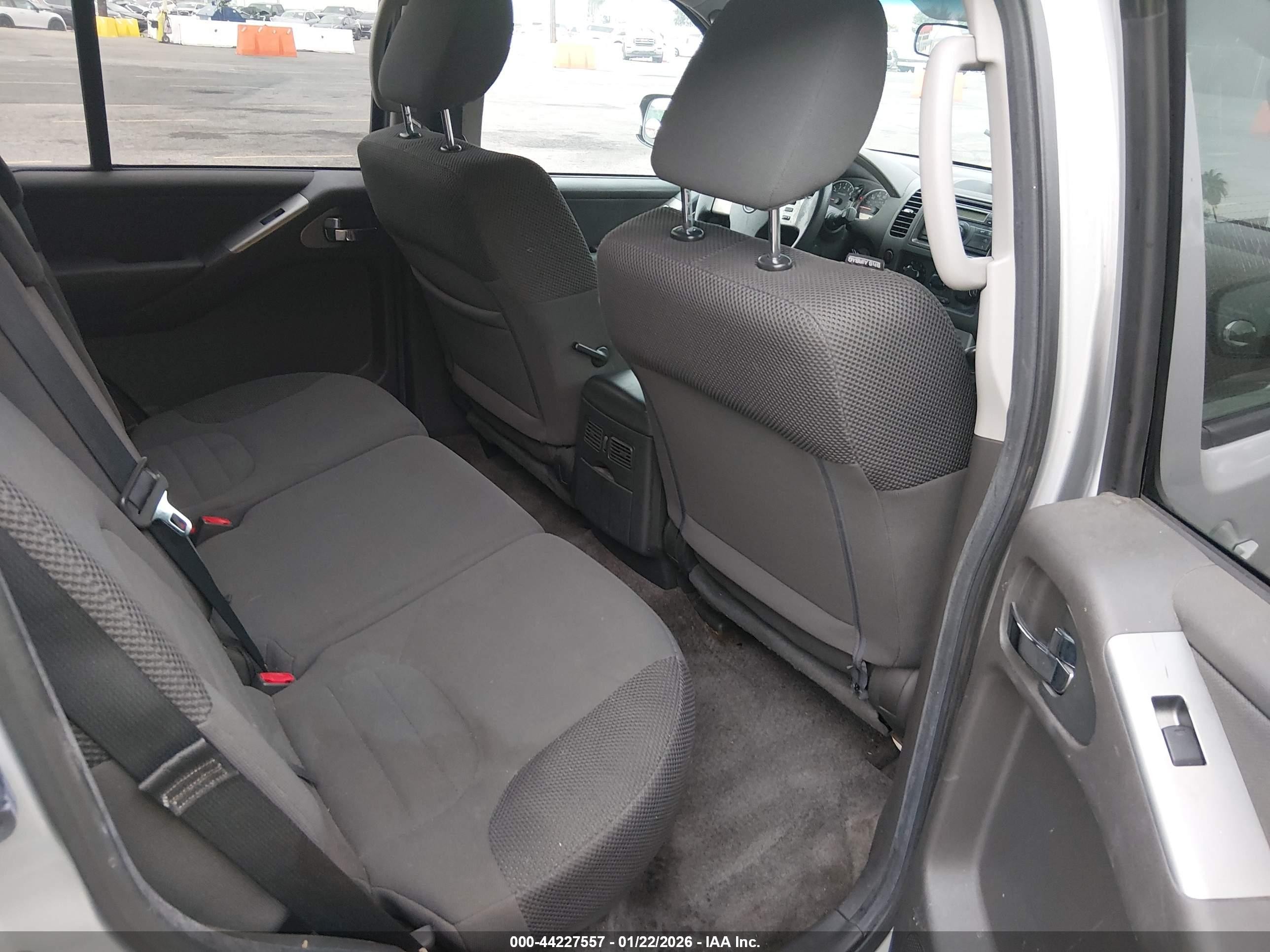 2011 Nissan Pathfinder S Silver vin: 5N1AR1NN0BC618999