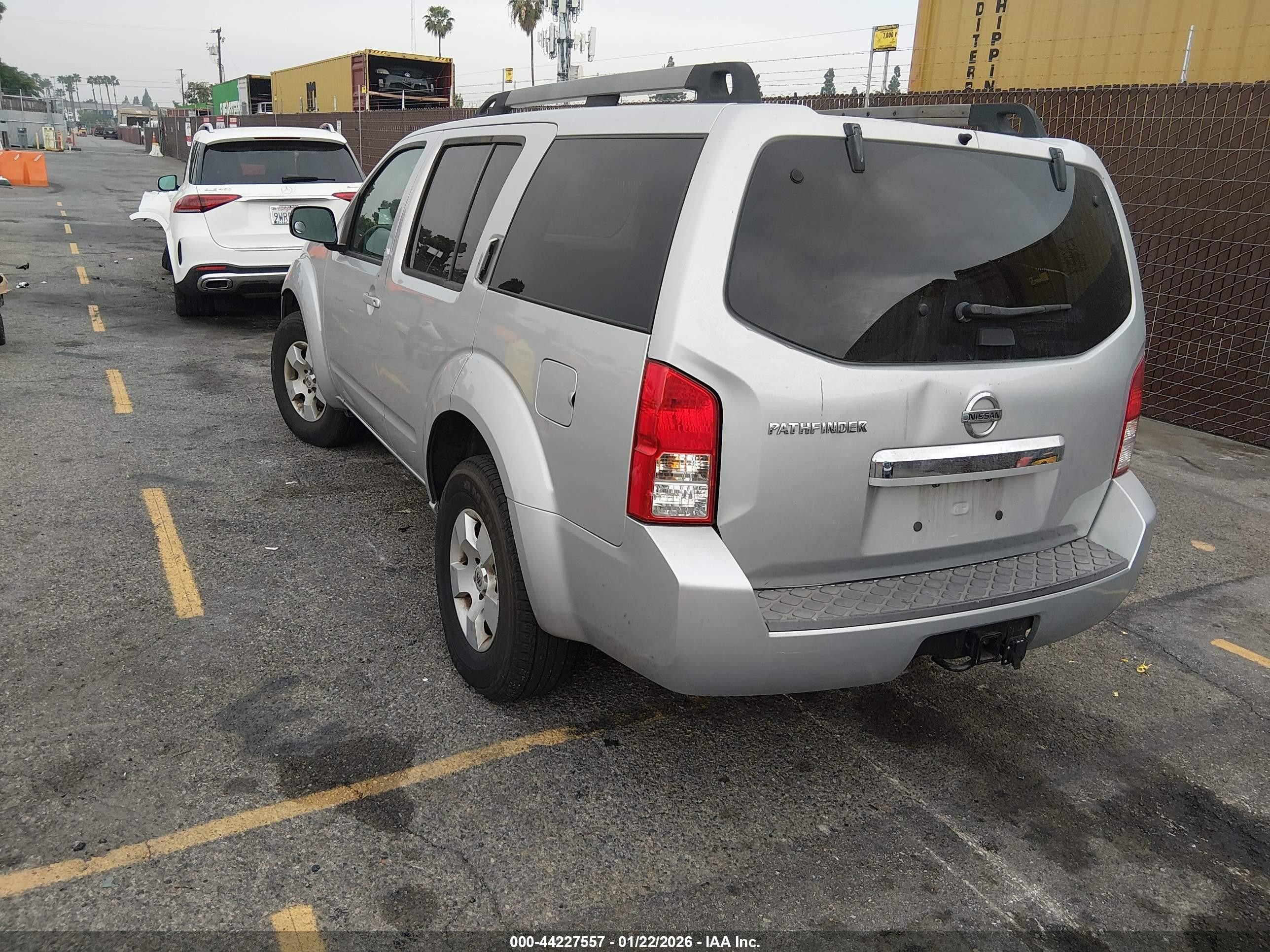 2011 Nissan Pathfinder S Silver vin: 5N1AR1NN0BC618999