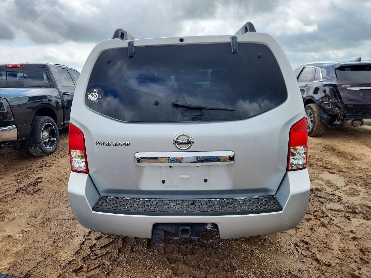 2011 Nissan Pathfinder S Silver vin: 5N1AR1NN5BC614950
