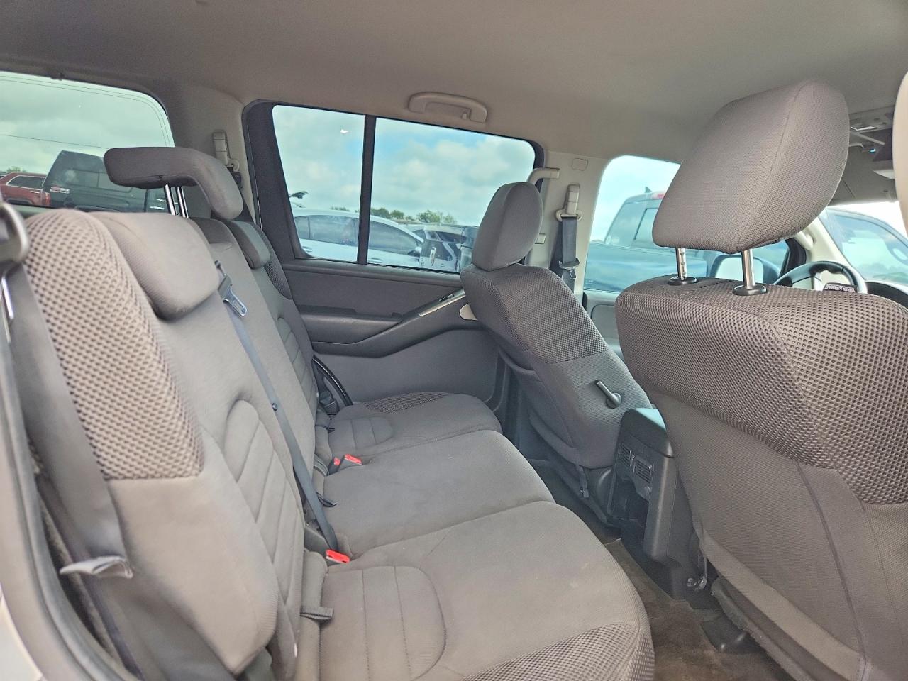 2011 Nissan Pathfinder S Silver vin: 5N1AR1NN5BC614950