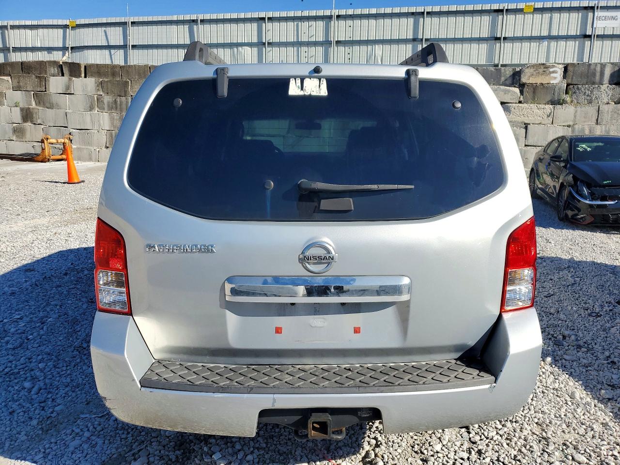 2011 Nissan Pathfinder S Silver vin: 5N1AR1NNXBC603572