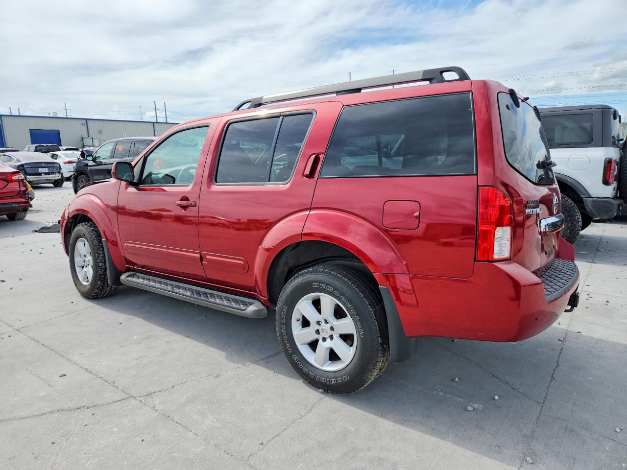 2011 Nissan Pathfinder S Red vin: 5N1AR1NNXBC604169