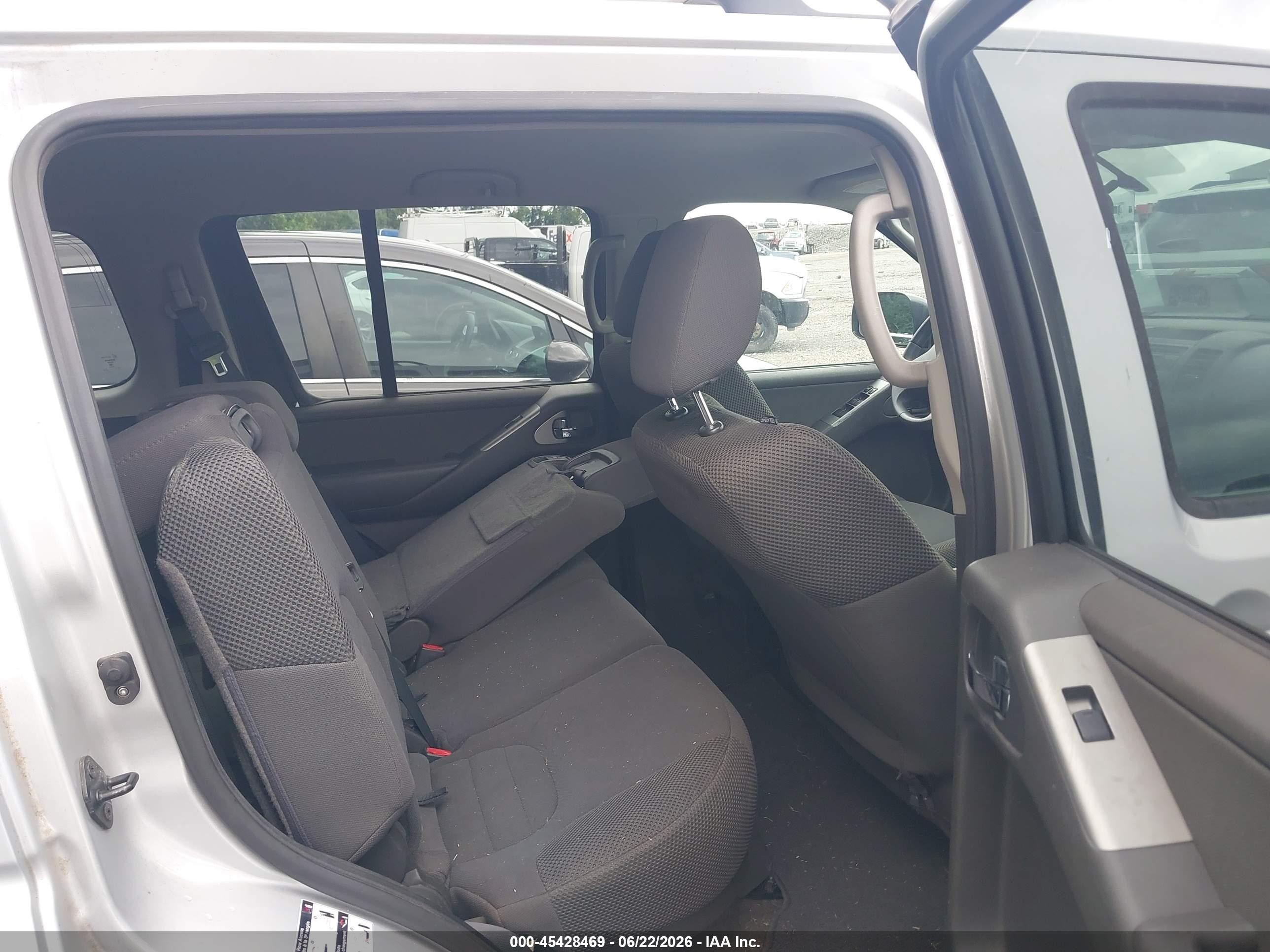 2012 Nissan Pathfinder S Silver vin: 5N1AR1NNXCC636055