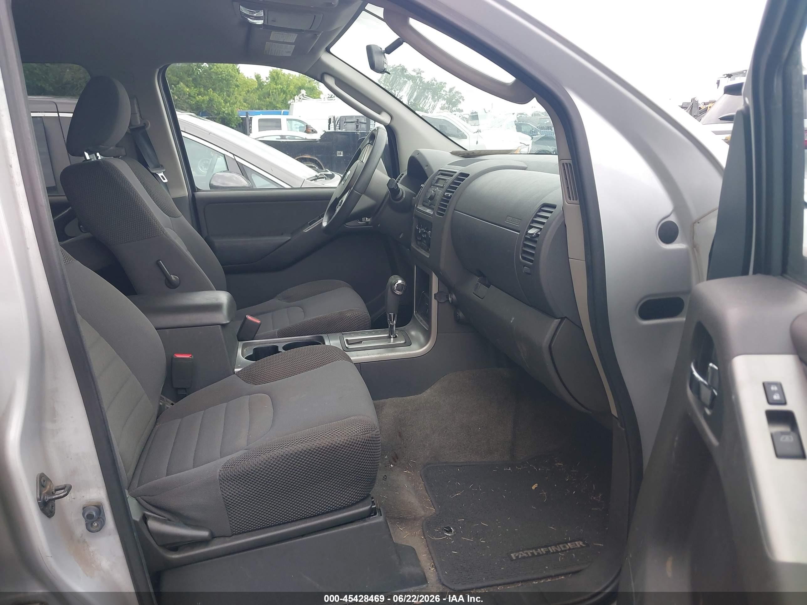 2012 Nissan Pathfinder S Silver vin: 5N1AR1NNXCC636055