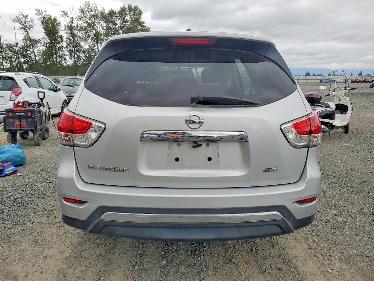 2013 Nissan Pathfinder S Silver vin: 5N1AR2MM0DC667752