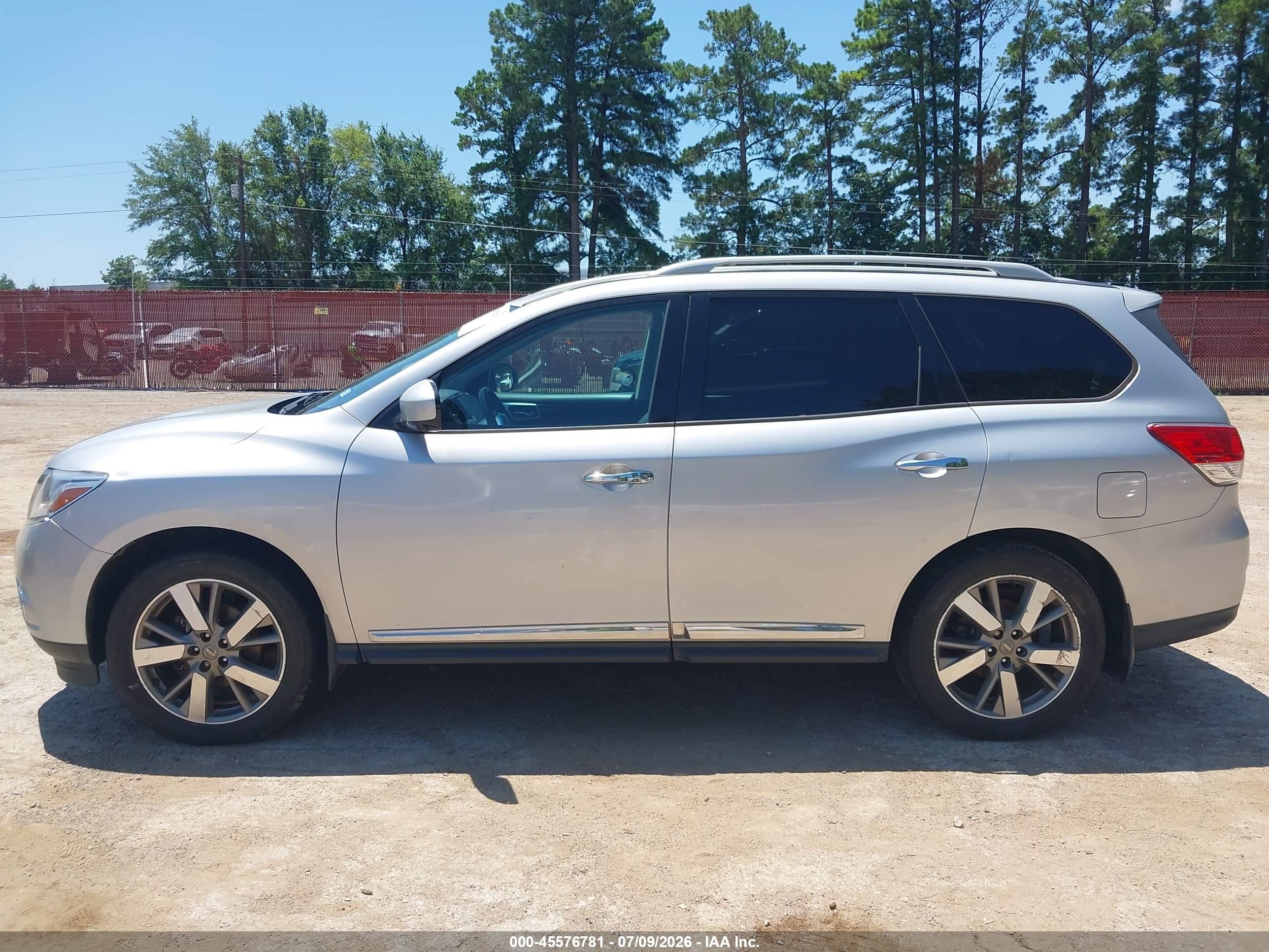 2014 Nissan Pathfinder Platinum Silver vin: 5N1AR2MM0EC626443