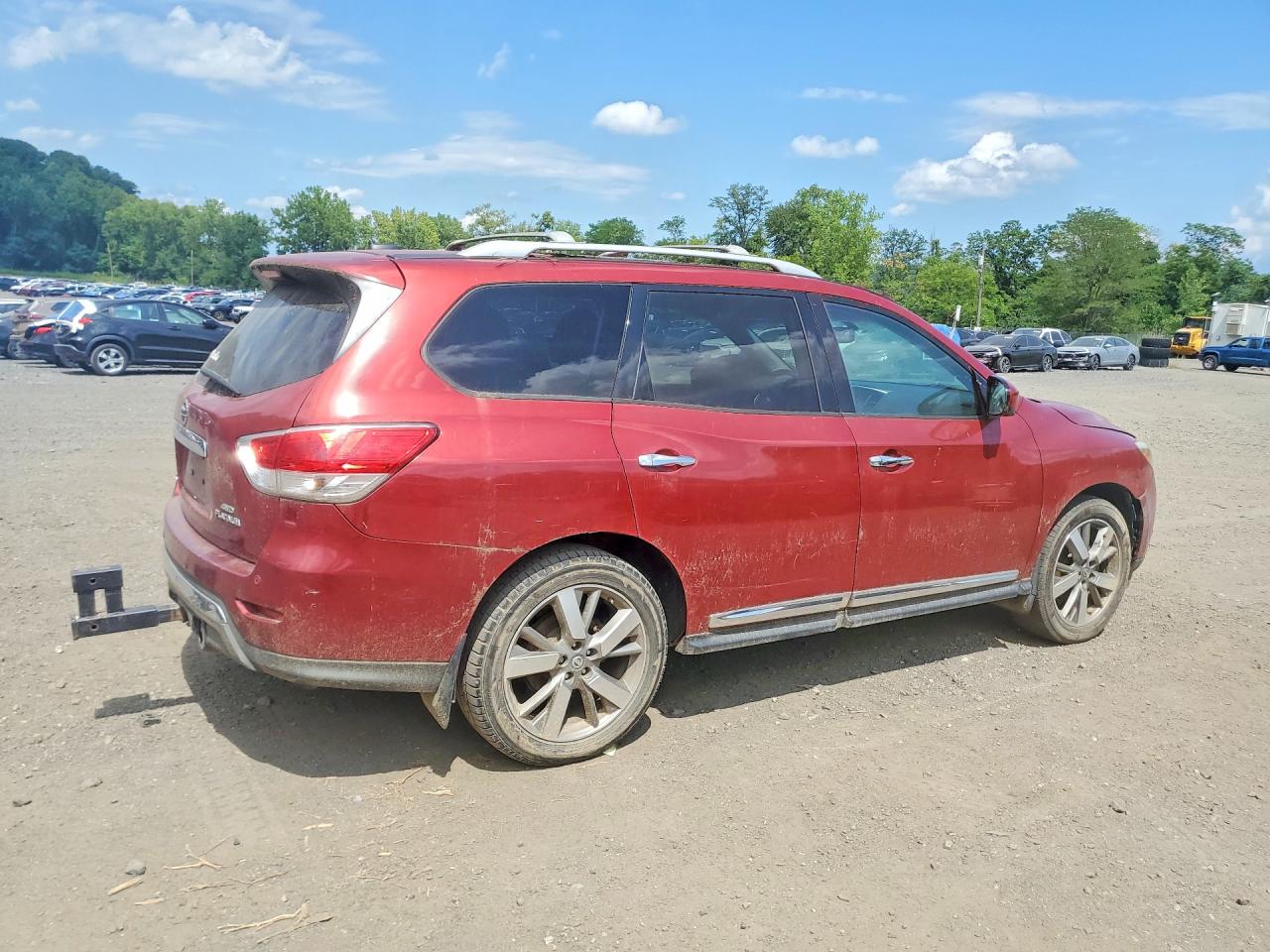 2014 Nissan Pathfinder Red vin: 5N1AR2MM0EC699375