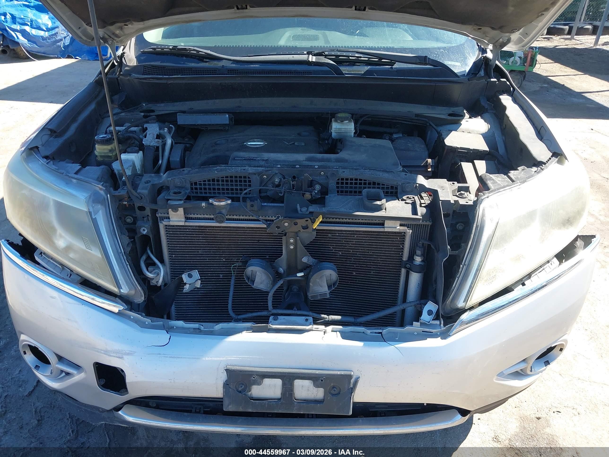 2014 Nissan Pathfinder Sv Silver vin: 5N1AR2MM0EC732892
