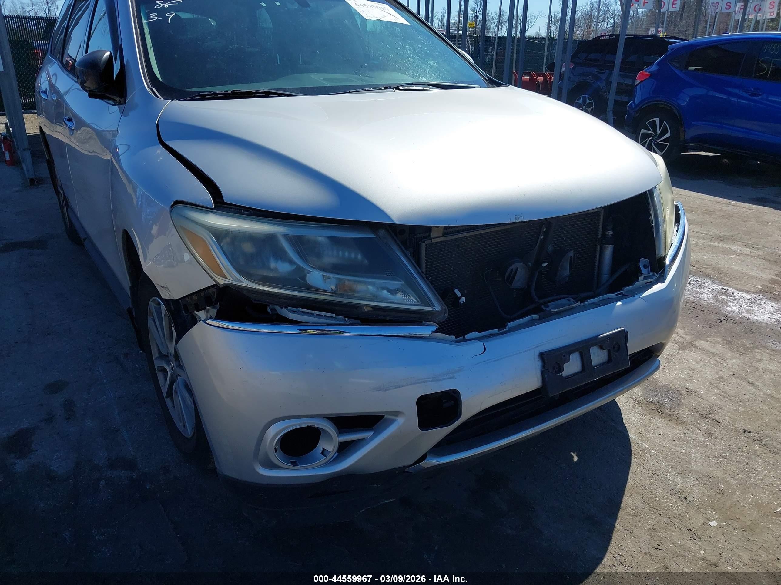 2014 Nissan Pathfinder Sv Silver vin: 5N1AR2MM0EC732892
