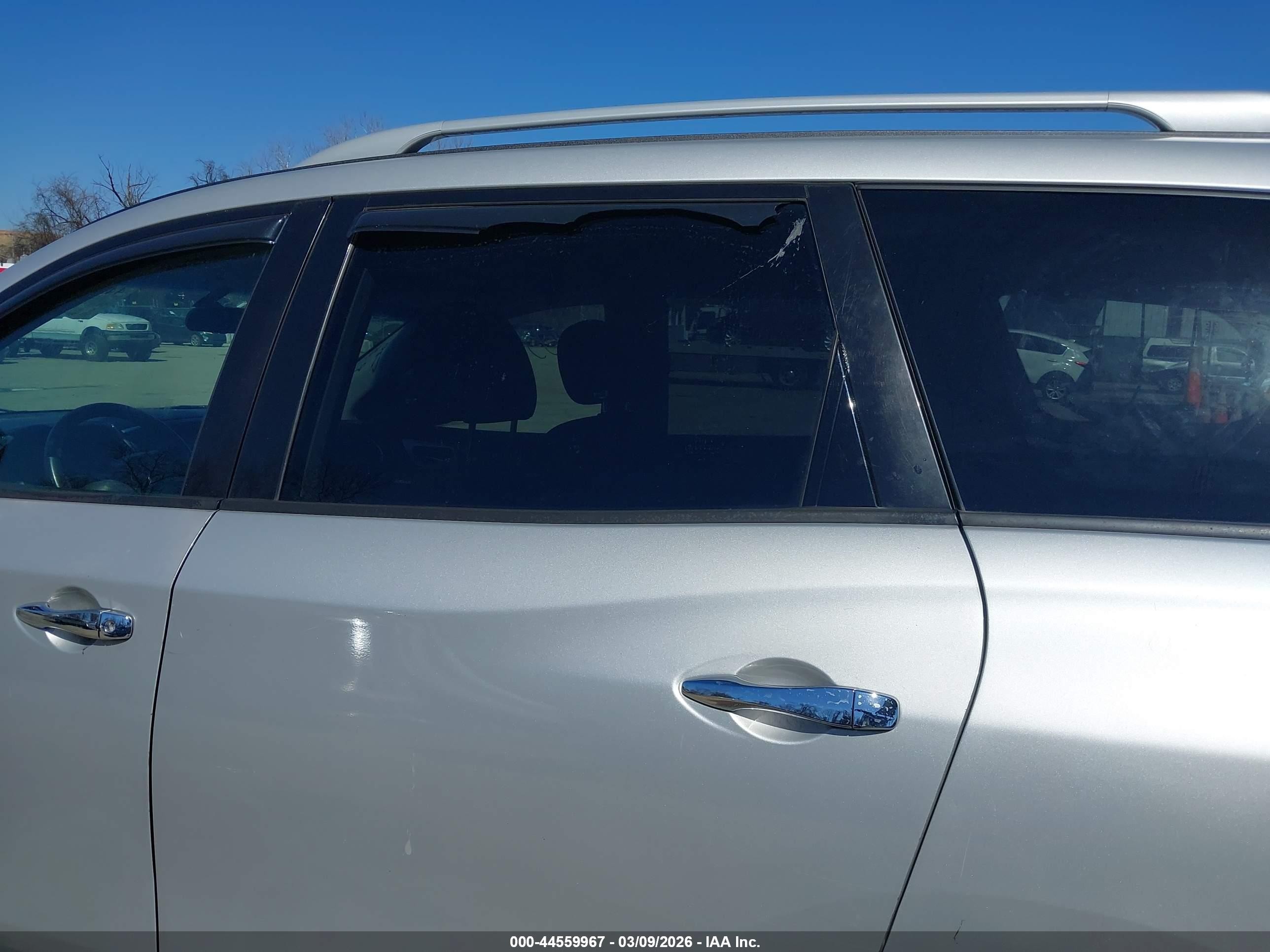 2014 Nissan Pathfinder Sv Silver vin: 5N1AR2MM0EC732892
