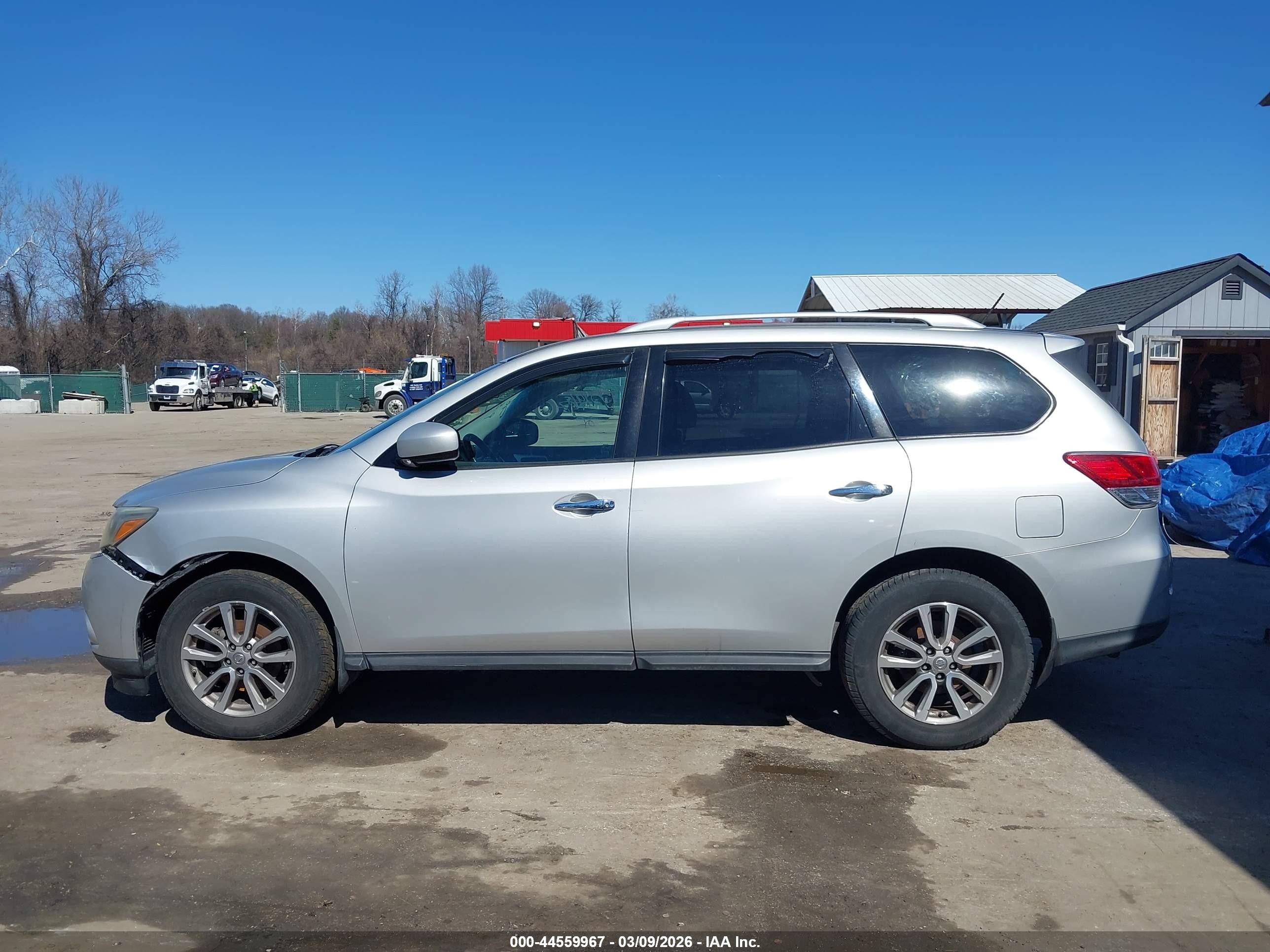 2014 Nissan Pathfinder Sv Silver vin: 5N1AR2MM0EC732892