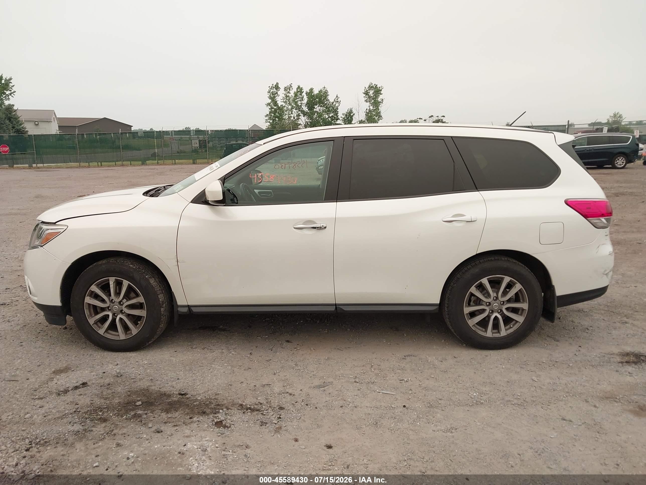 2015 Nissan Pathfinder S White vin: 5N1AR2MM0FC640182