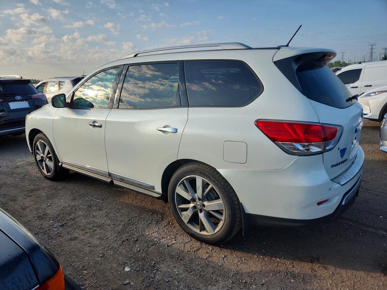 2015 Nissan Pathfinder S White vin: 5N1AR2MM1FC643673