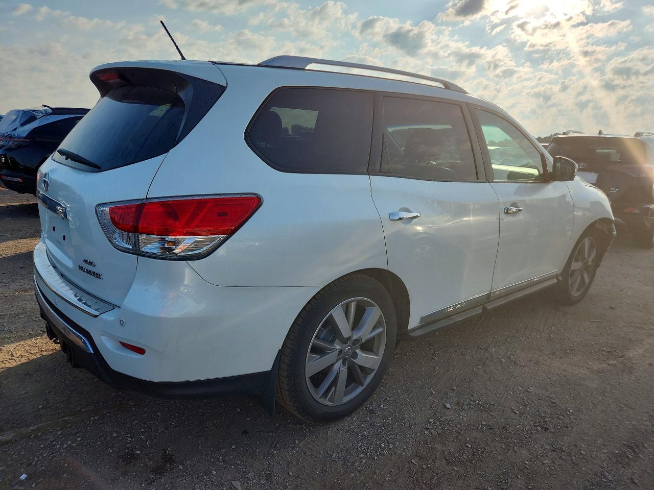 2015 Nissan Pathfinder S White vin: 5N1AR2MM1FC643673