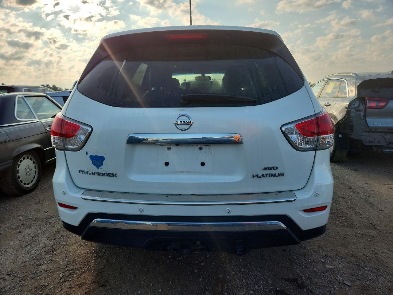 2015 Nissan Pathfinder S White vin: 5N1AR2MM1FC643673
